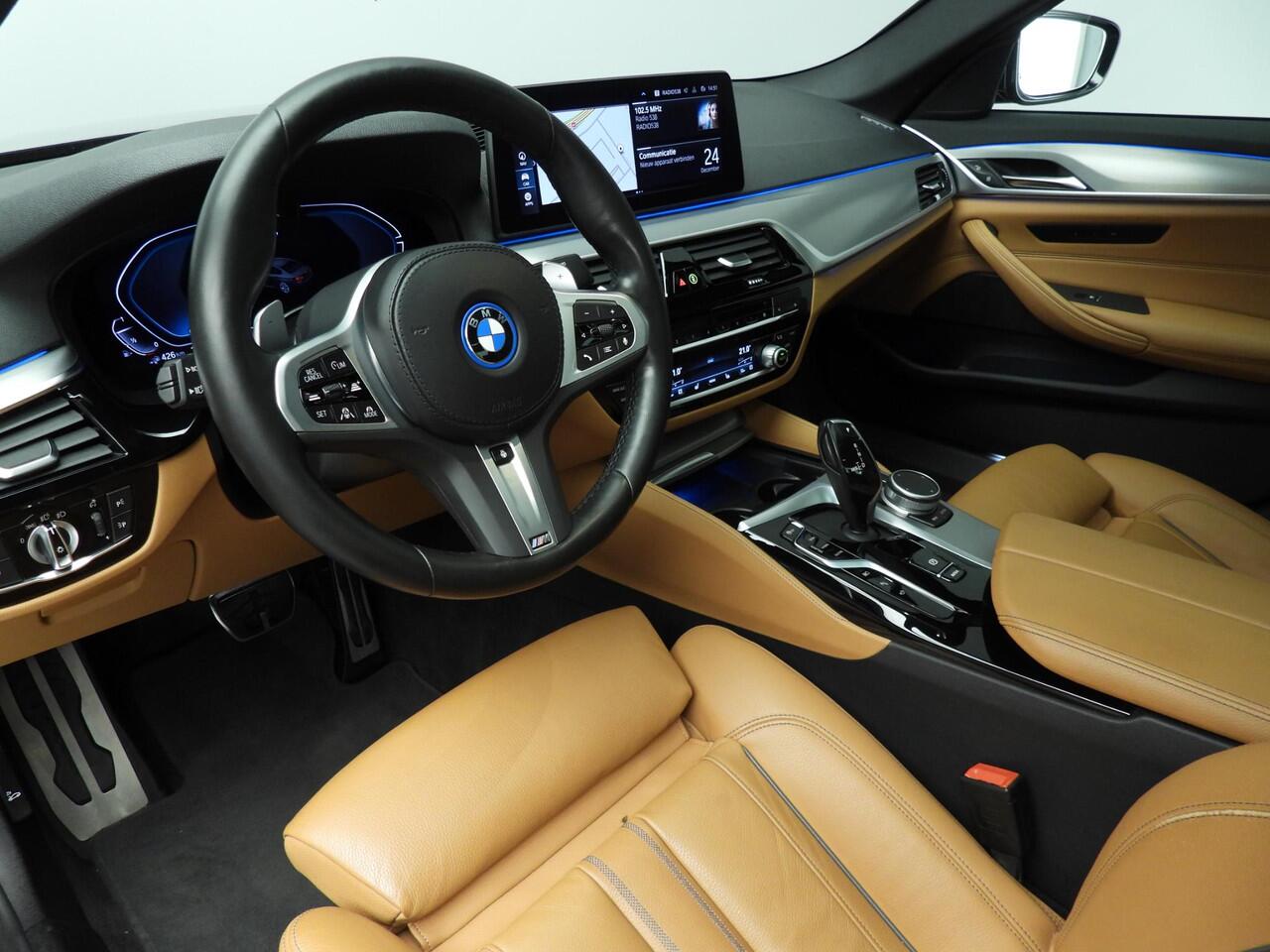 BMW 5-SERIE Sedan 530e | M-Sportpakket | Laserlicht | Leder | Navigatie | Active cruise | Schuifdak | trekhaak | DAB | Hifi speakers | Alu 19 inch