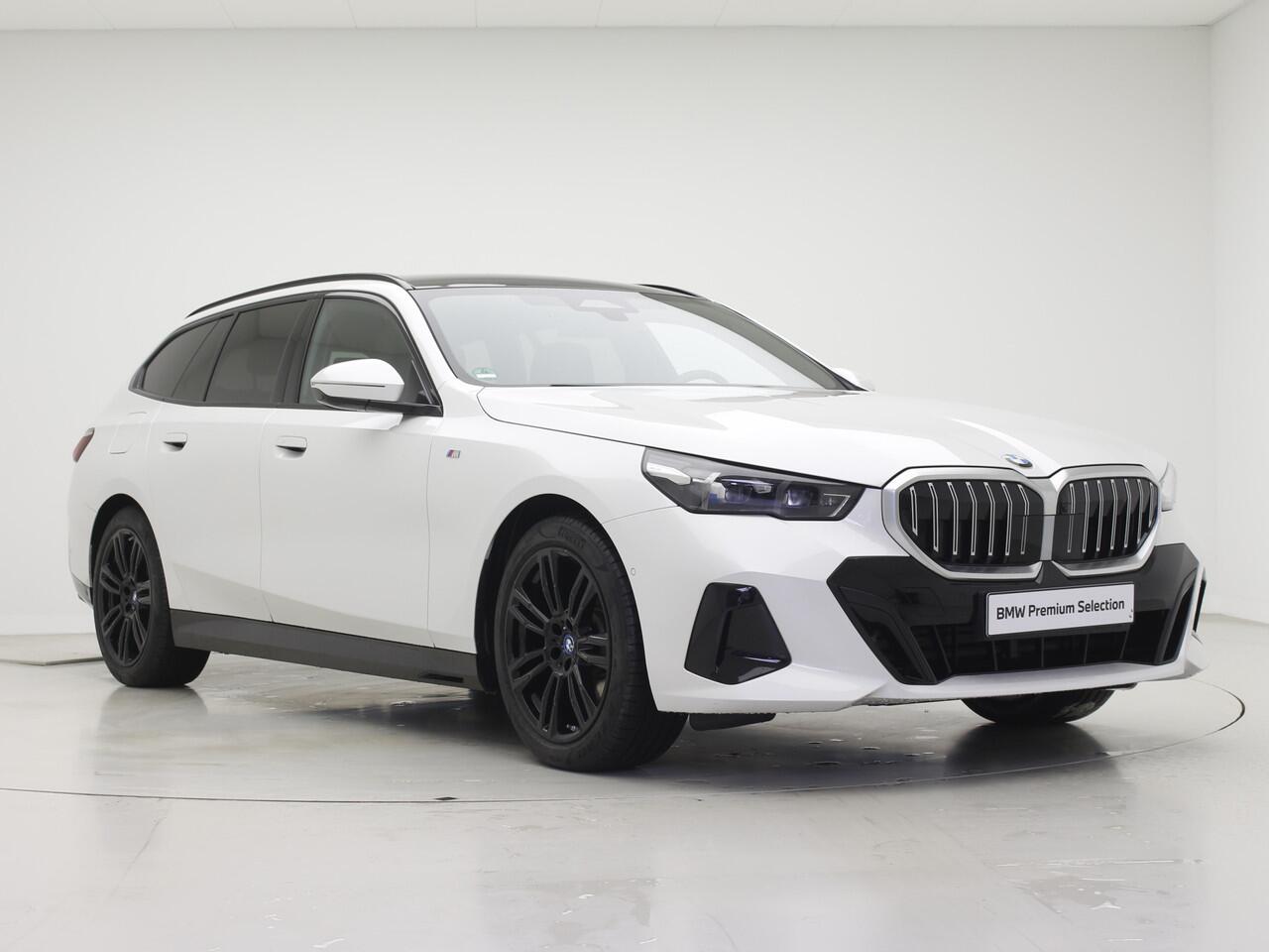 BMW 5-SERIE Touring 520i M-Sport | Driving Assistant Plus | Harman Kardon | Panorama | Standkachel | Trekhaak | Mild Hybid