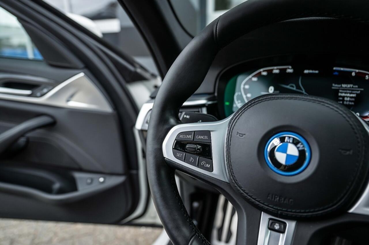 BMW 5-SERIE 530 530e xDrive High Executive | M-Sport | Shadow | Panorama | Laser | Leder | Camera | Trekhaak | 19' inch | Hifi |