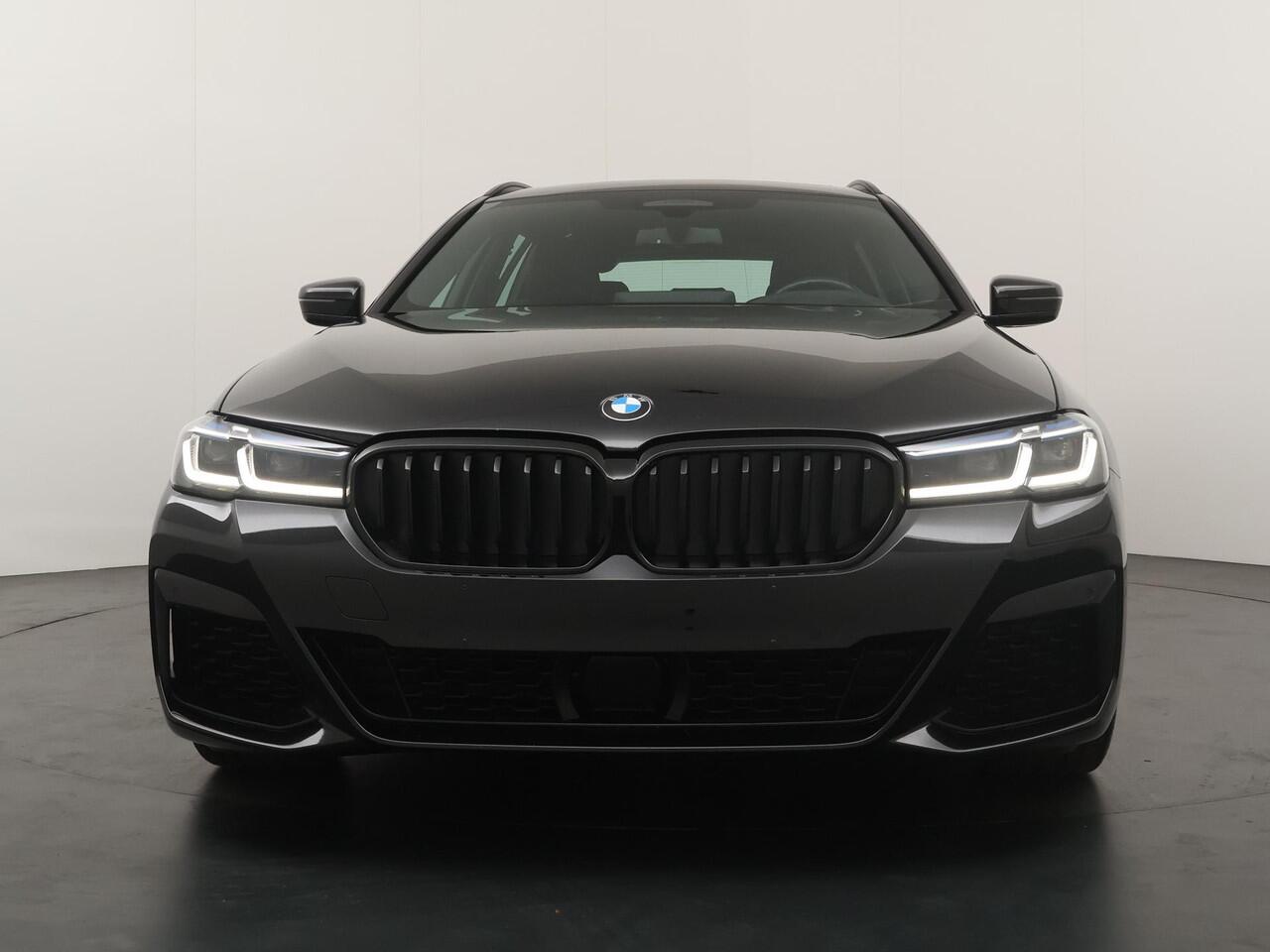 BMW 5-SERIE Touring 540i xDrive | M-Sport | Harman Kardon | Co-Pilot | Soft Close | Comfort Access | Stoelventilatie en verwarming | Panoramadak | Head-Up | 4 Zone Airco |