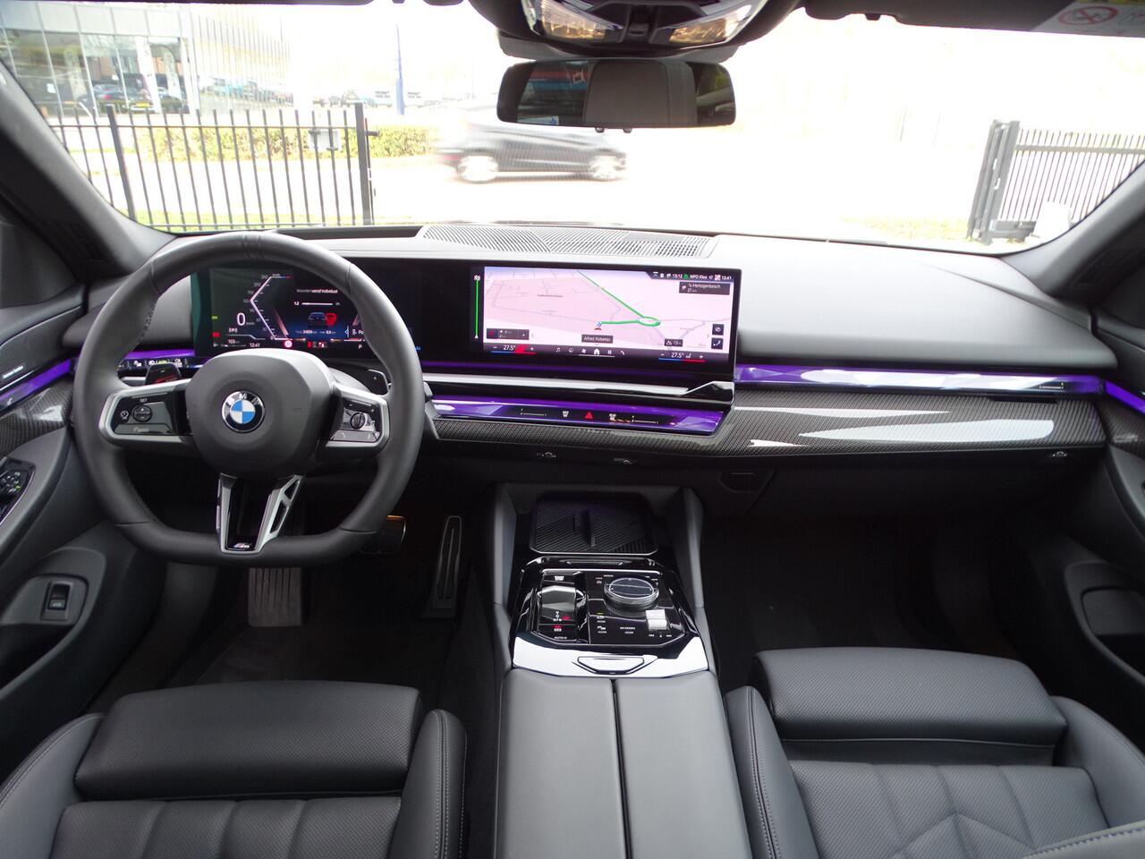 BMW 5-SERIE Touring 520i M Sportpakket Elek.Trekhaak Pano.Dak Driv.Ass. Plus Stoelventilatie Live Cockpit Pro. Head-up Harman-Kardon 19" LM Velgen