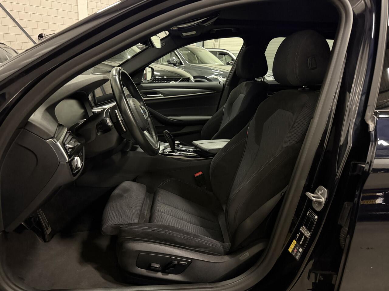 BMW 5-SERIE Touring 530e M-Sport bwjaar 06-2022 PANO/HARMAN&KARDON/360CAMERA/ALCANTARA-SPORT/STANDKACHEL/CARPLAY/18"M-SPORT/PRIVACY/SHADOW-LINE/CARBONSCHWARZ/RECENT OH BEURT GEHAD BIJ BMW DEALER