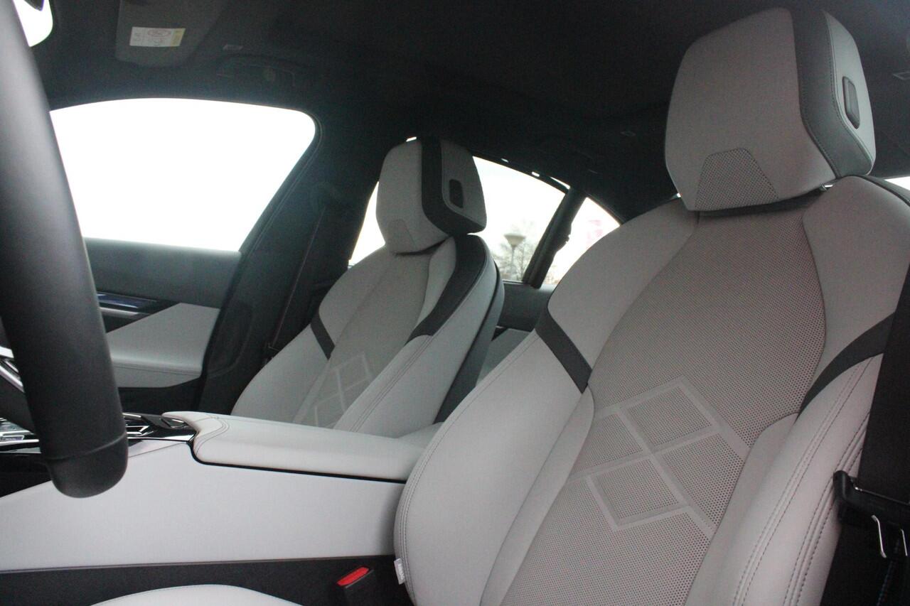 BMW 5-SERIE 550e 490PK xDRIVE | M SPORT PRO | PANORAMA DAK | BOWERS & WILKINS PREMIUM AUDIOSYSTEM | MEESTURENDE ACHTERAS | STUUR VERWARMING | 20" LICHTMETALEN VELGEN | ICONIC GLOW GRILL | ZONNESCHERM ACHTERRUIT ELEKTRISCH | INTERIEURLIJSTEN M DONKERZILVER/CARBON FIBE