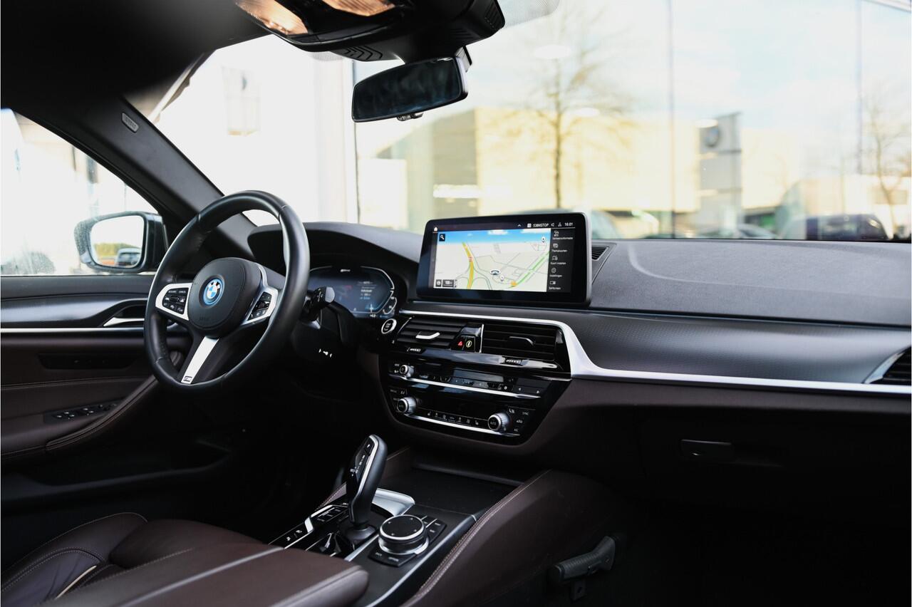 BMW 5-SERIE Touring 530e High Executive M Sport Automaat / Panoramadak / Trekhaak / Stoelverwarming / Active Cruise Control / Live Cockpit Professional / Parking Assistant