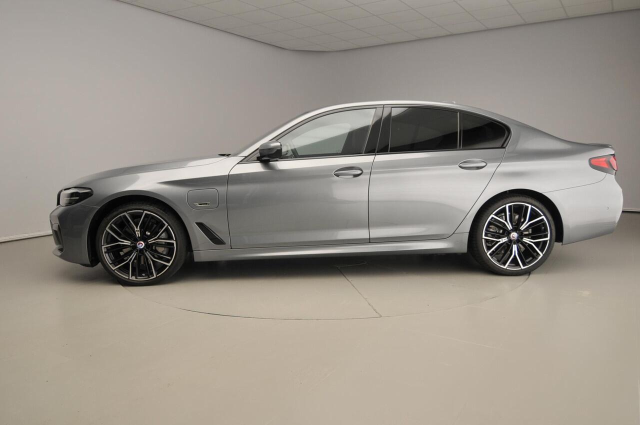 BMW 5-SERIE Sedan 530e | M-Sportpakket | LED | Leder | HUD | Schuifdak | Trekhaak | Active cruise | DAB | Harman-kardon sound | Alu 20 inch