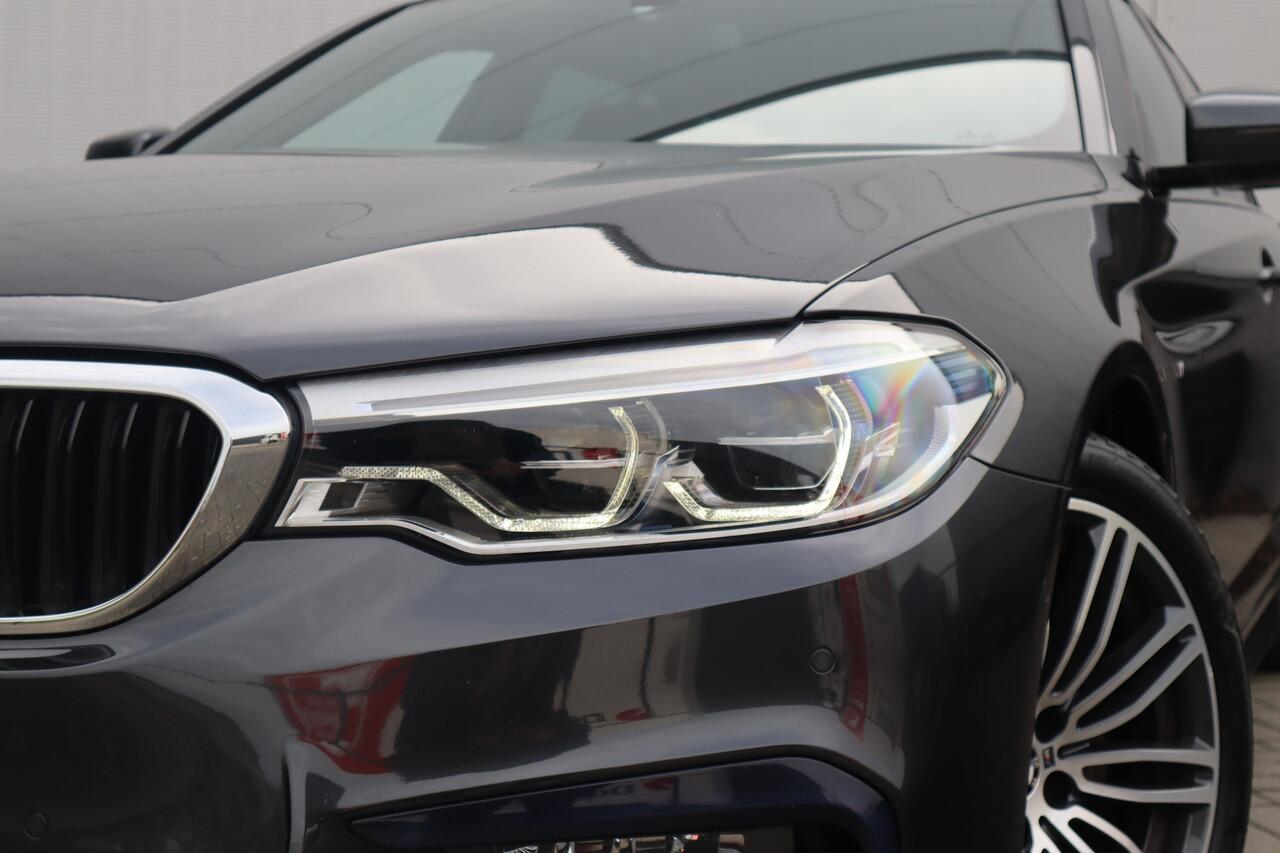 BMW 5-SERIE Touring 520i High Executive M-Sport Leder dashboard / Pano / Individual / Camera / 19inch