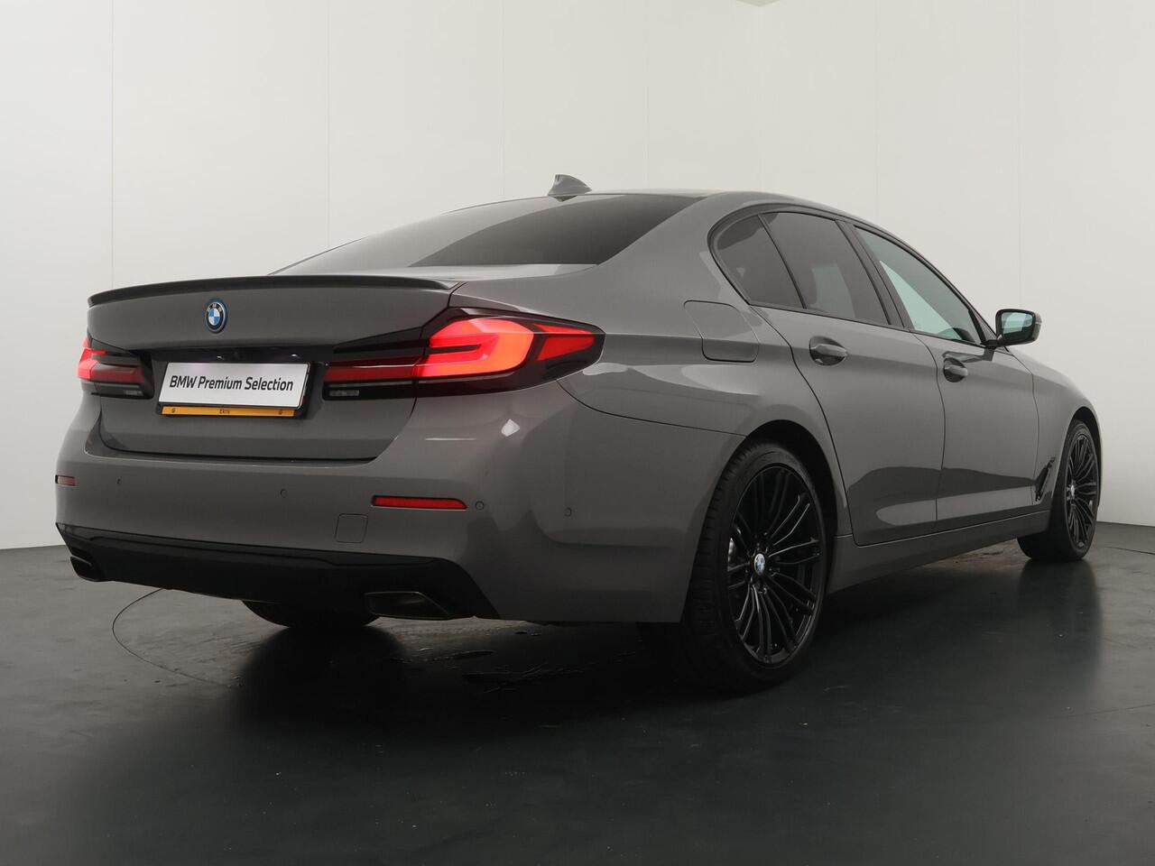 BMW 5-SERIE 520e Business Edition Plus | Stoel-stuur verwarming | Panoramadak | Laserlicht | Head-Up | Harman/Kardon |