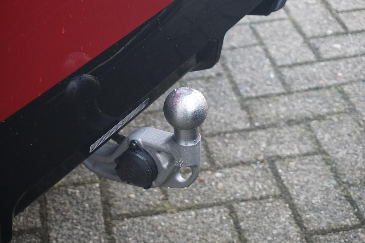 BMW 5-SERIE Touring 530e M Sport Pro | Trekhaak / Comfortstoelen Elektrisch met geheugen / Panoramadak / Head-up / Rondomzicht camera's / Stoelverwarming Voor & Achter