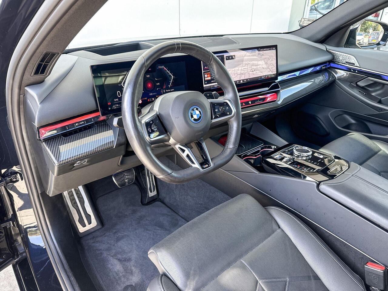 BMW 5-SERIE Sedan 550e xDrive M-Sport Pro / Bowers & Wilkins / Driving Assistant Professional / Stoelventilatie / Comfortstoelen / Head-up / Adaptief onderstel Professional / Stuurwielrand verwarming / Stoelverwarming voor & achter / Craftedclarity / Parking Assistan