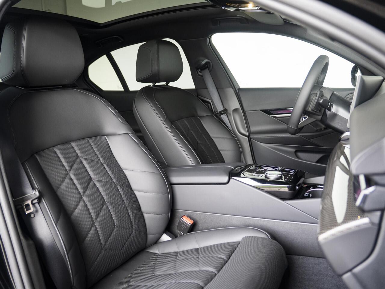 BMW 5-SERIE Sedan 520i | M Sportpakket | Innovation Pack | Verwarmd Stuurwiel | Comfort Access | Panoramadak | Stoelverwarming | Harman-Kardon | Trekhaak