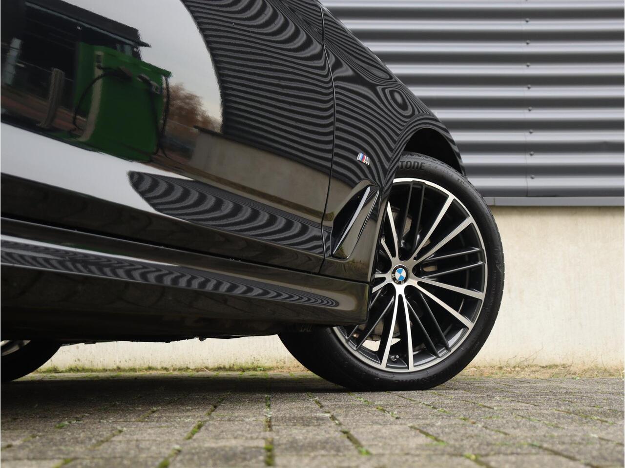 BMW 5-SERIE Touring 530i | High Executive | M Sportpakket | Panodak | Head-Up | HiFi | Achteruitrijcamera | Comfort Access | M Sportstoelen | Elektr. Achterklep | 19'' LMV