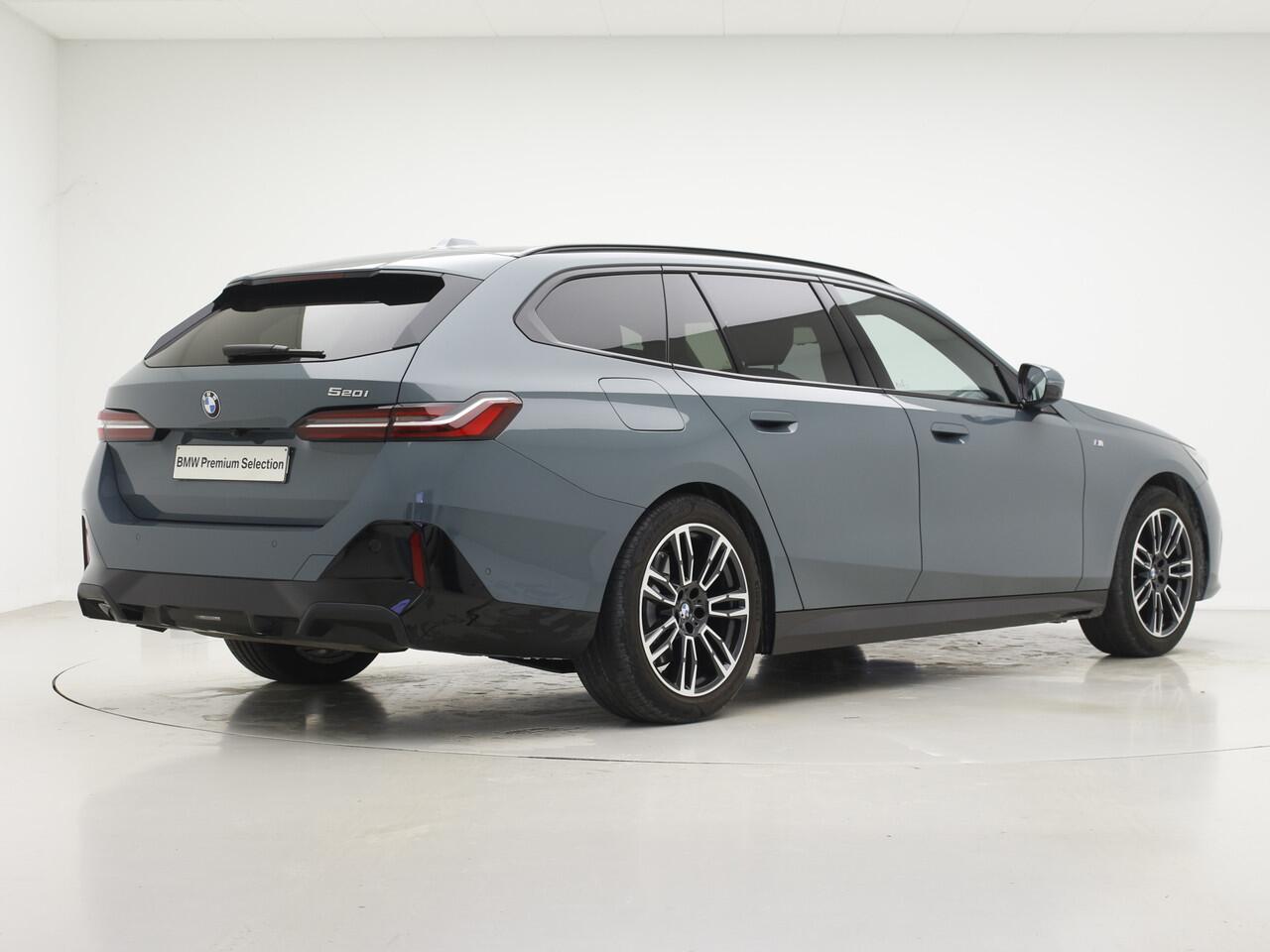 BMW 5-SERIE Touring 520i M-Sport | 19" | Panorama | Driving Assistant Plus | Harman Kardon | Trekhaak