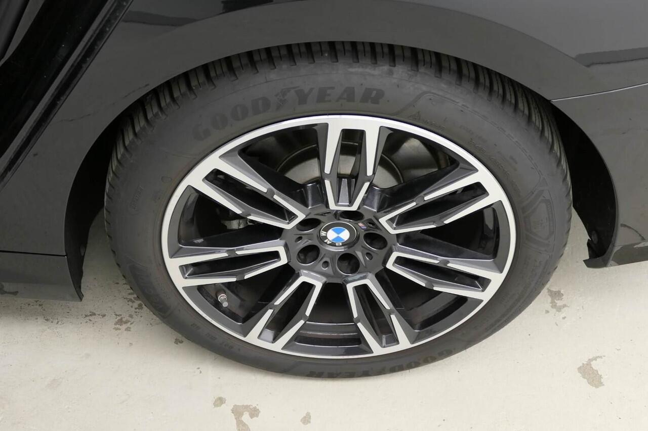 BMW 5-SERIE Touring 520i M-Sport | Driving Assistant Professional | Trekhaak | Standkachel | Carbon int. lijsten | Harman Kardon