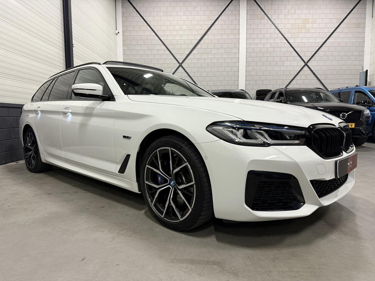 BMW 5-SERIE Touring 530e xDrive M-Sport PANO/LASER/TREKHAAK/HEAD-UP/VOL-LEER SPORT/KEYLESS/19"M-SPORT/CAMERA/SHADOW-LINE/DONKERE-HEMEL/VOLLEDIG BMW DEALER HISTORIE