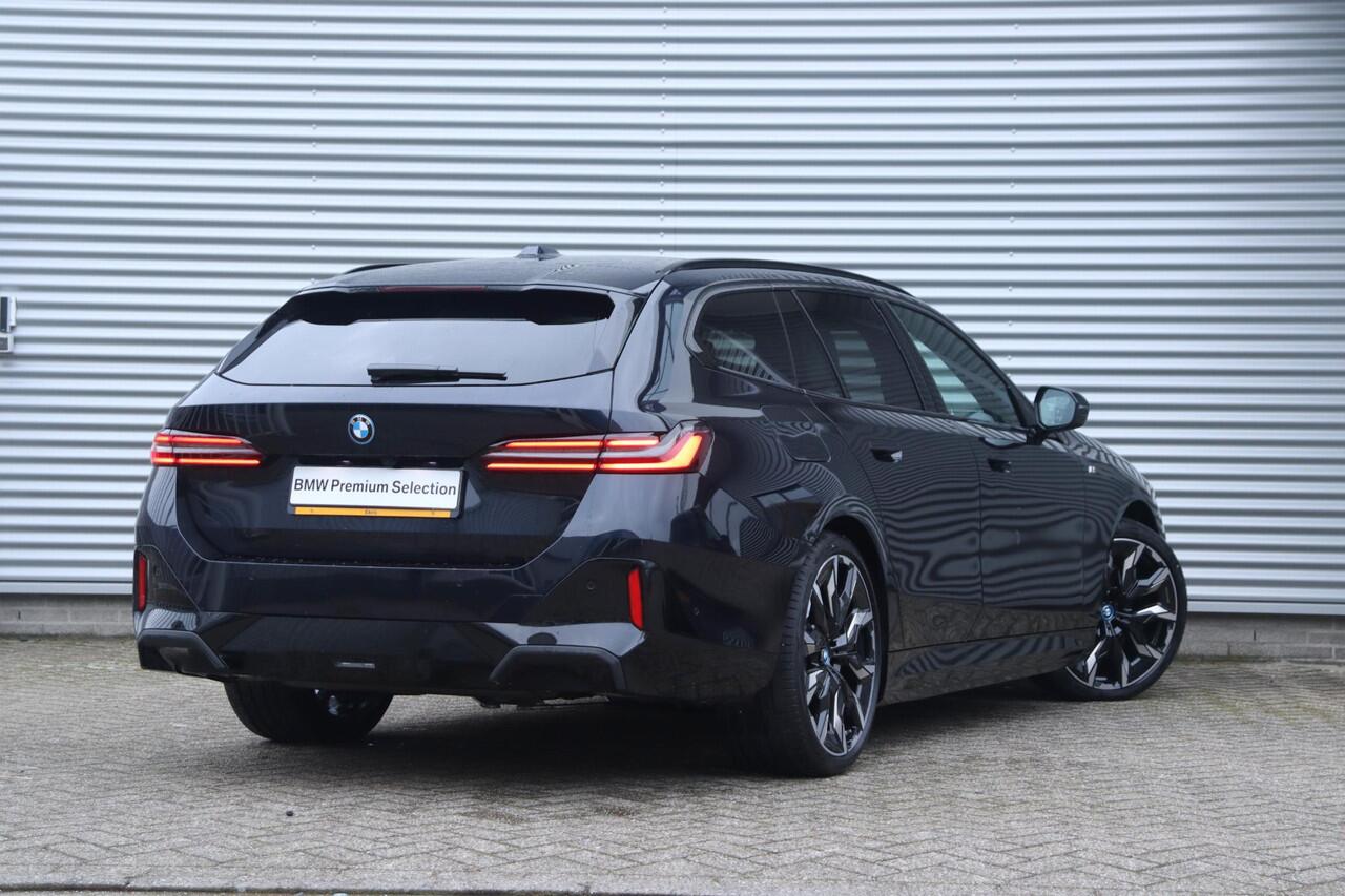 BMW 5-SERIE Touring 530e | M Sportpakket Pro | Panodak | Driving Assistant Plus | Head-Up | Parking Assistant Plus | Stoelventilatie | Comfortstoelen | 21'' LMV | Ekris Selection