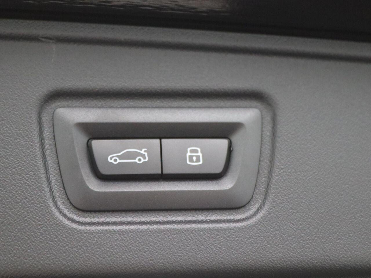 BMW 5-SERIE Touring 550e xDrive M Sportpakket | Innovation Pack | Travel Pack | Comfort Pack | Trekhaak | Panoramadak | Driving Assistant Professional | Harman-Kardon | 20''