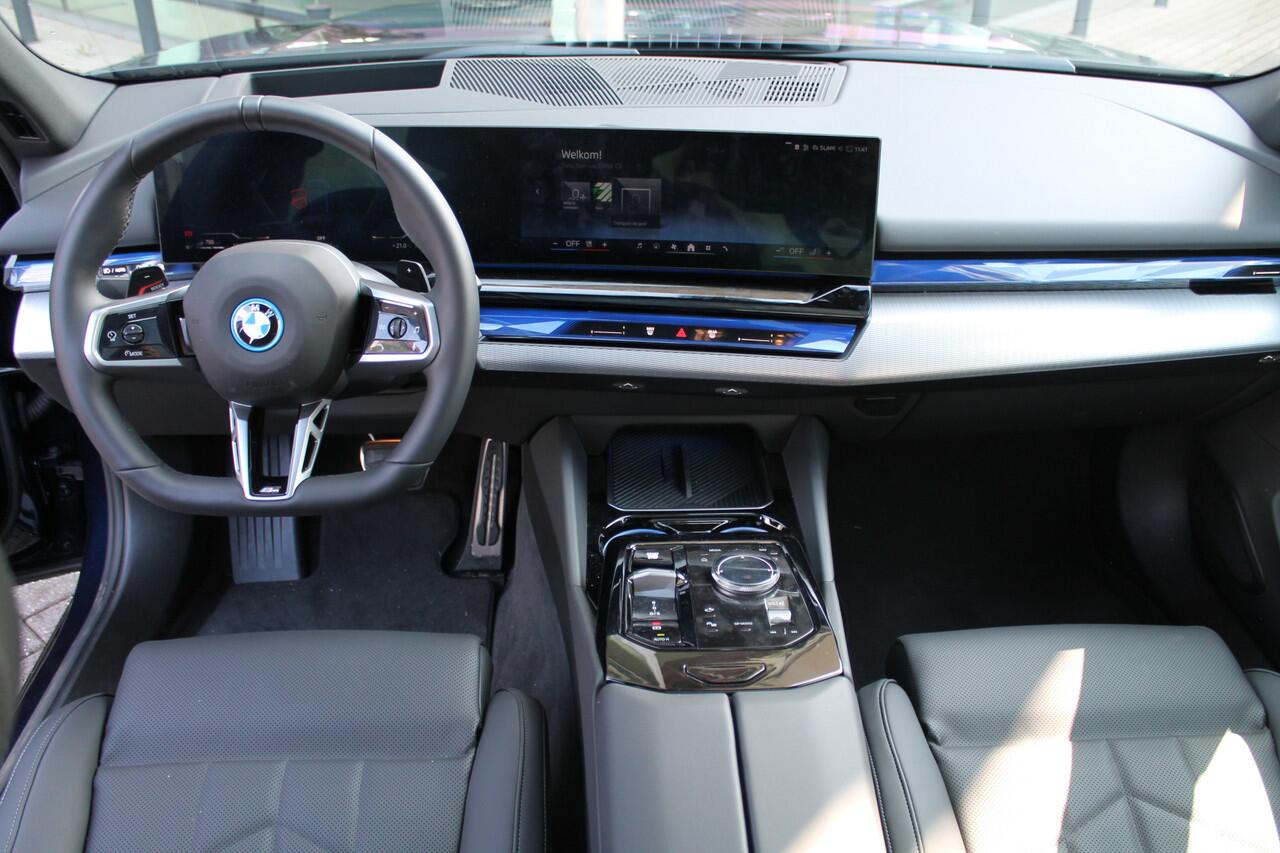 BMW 5-SERIE Touring 530e M Sport Automat / Panoramadak / Trekhaak / Stoelventilatie / Adaptieve LED / Parking Assistant Plus / Comfort Access