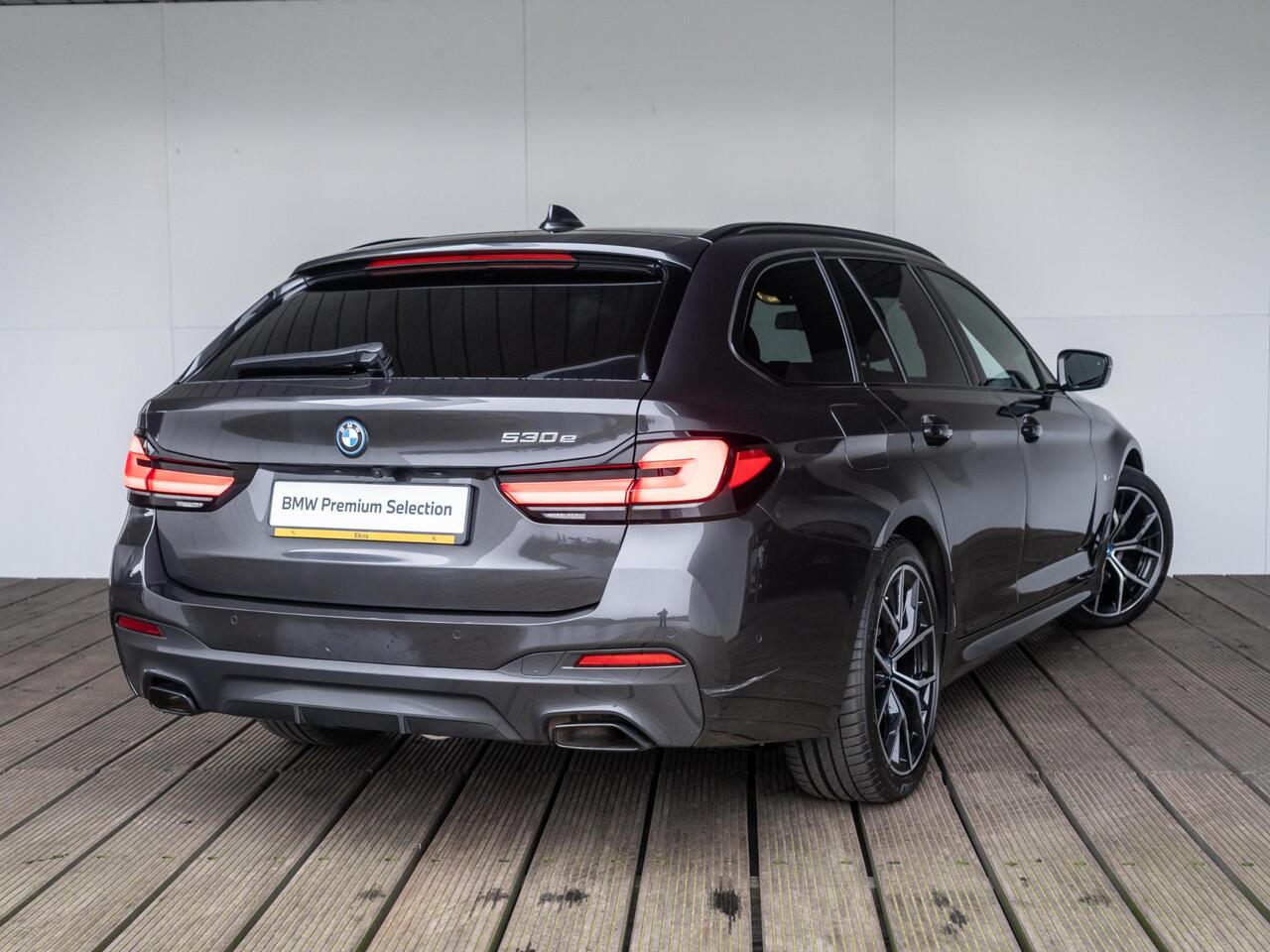 BMW 5-SERIE Touring 530e | M Sportpakket | Innovation Pack | 19 inch | Driving Assistant | BMW Laserlight | Head Up Display | Trekhaak