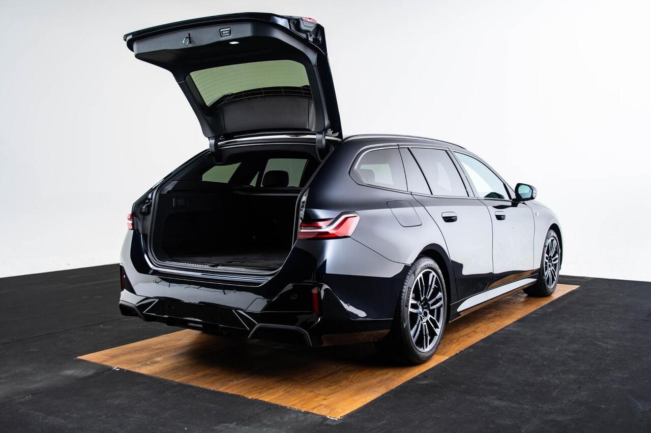 BMW 5-SERIE Touring 520i M Sport - Trekhaak - Parking/Driving Assistant - Head up - Elektrisch verstelbare/verwarmde stoelen - Stoelventilatie - Standkachel - Comfort Access - Getinte Ruiten - Stuurwielrandverwarming -