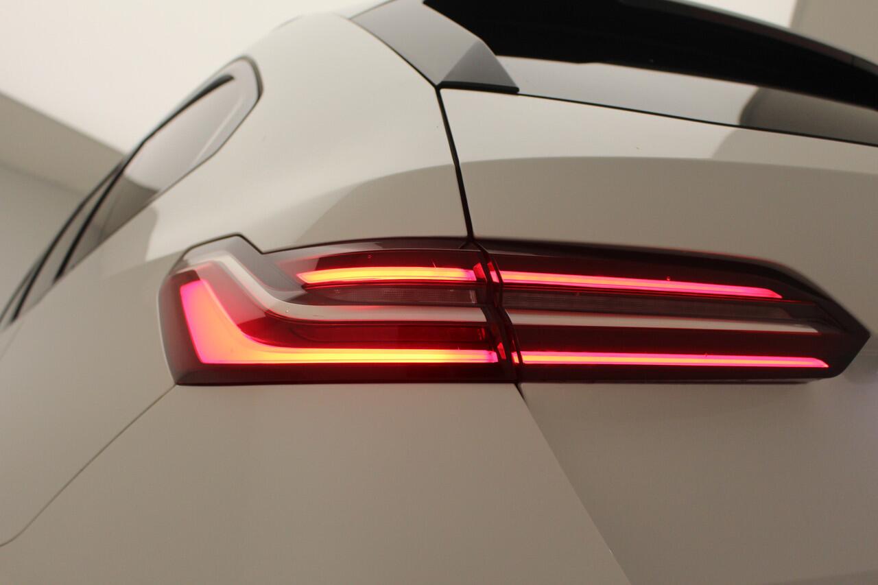 BMW 5-SERIE Touring 520i M-Sport | Driving Assistant Plus | Harman Kardon | Panorama | Standkachel | Trekhaak | Mild Hybid