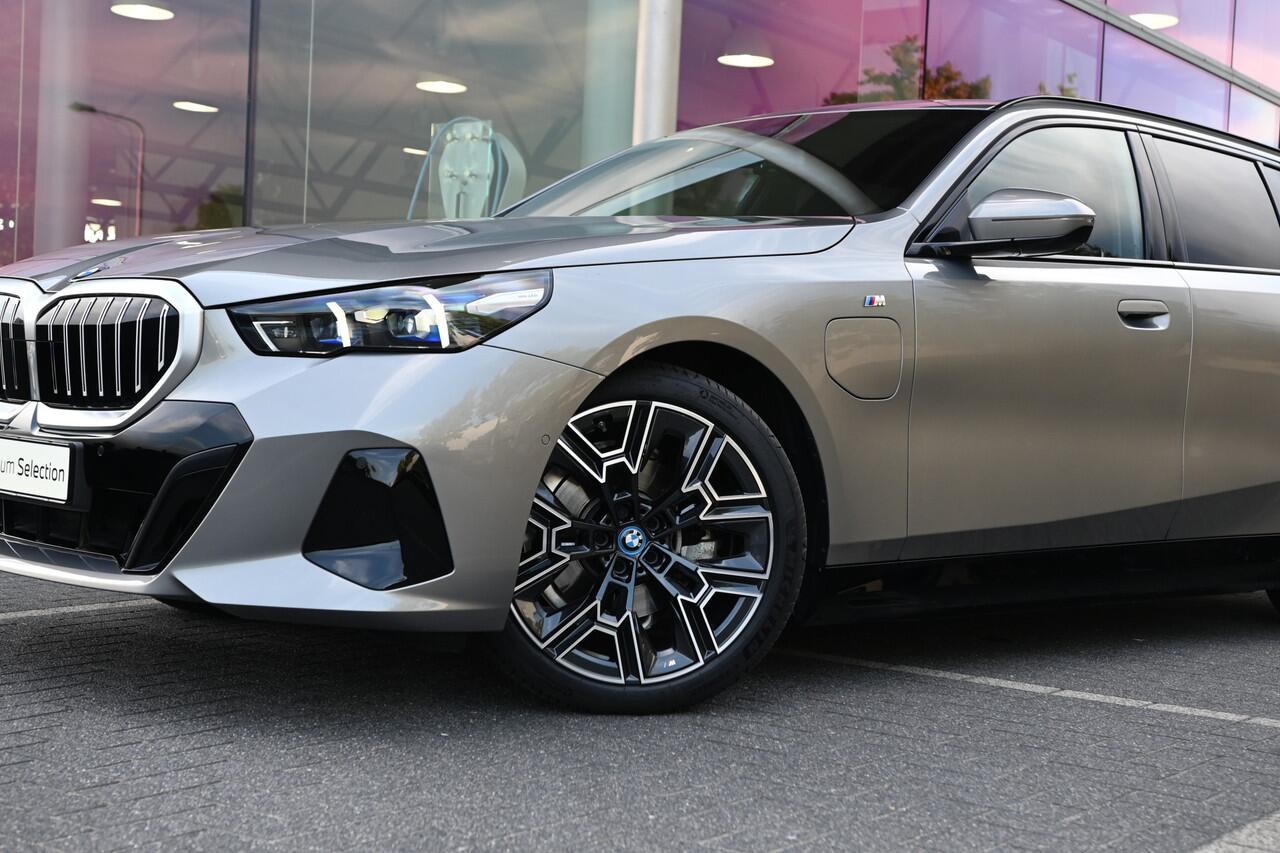 BMW 5-SERIE Touring 530e M Sport Automaat / Trekhaak / Active Cruise Control / Achteruitrijcamera / M Sport onderstel / Comfort Access / Adaptieve LED