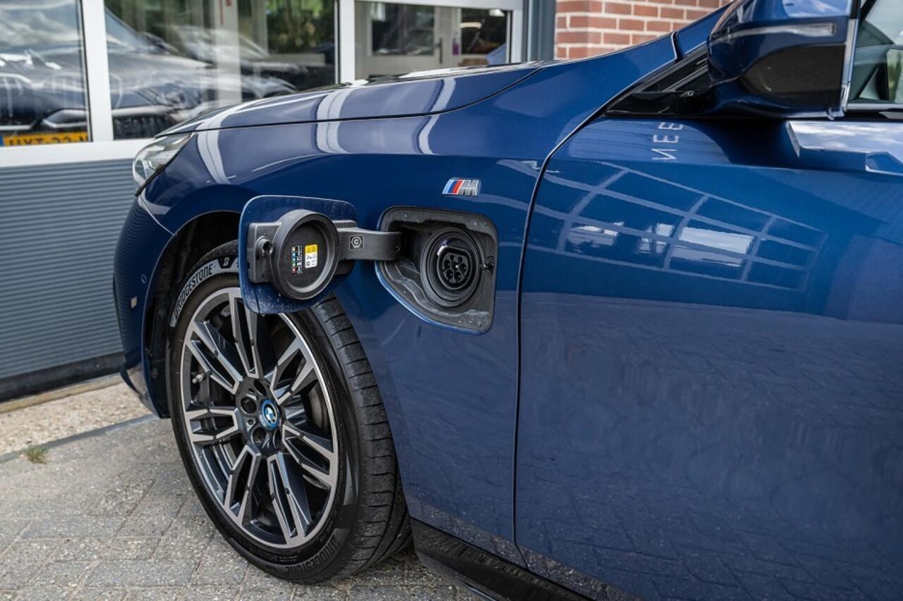 BMW 5-SERIE 530e xDrive M Sport | Driving Ass. Plus | Keyless | Leder | H/K | Camera | Trekhaak | Adapt. led |