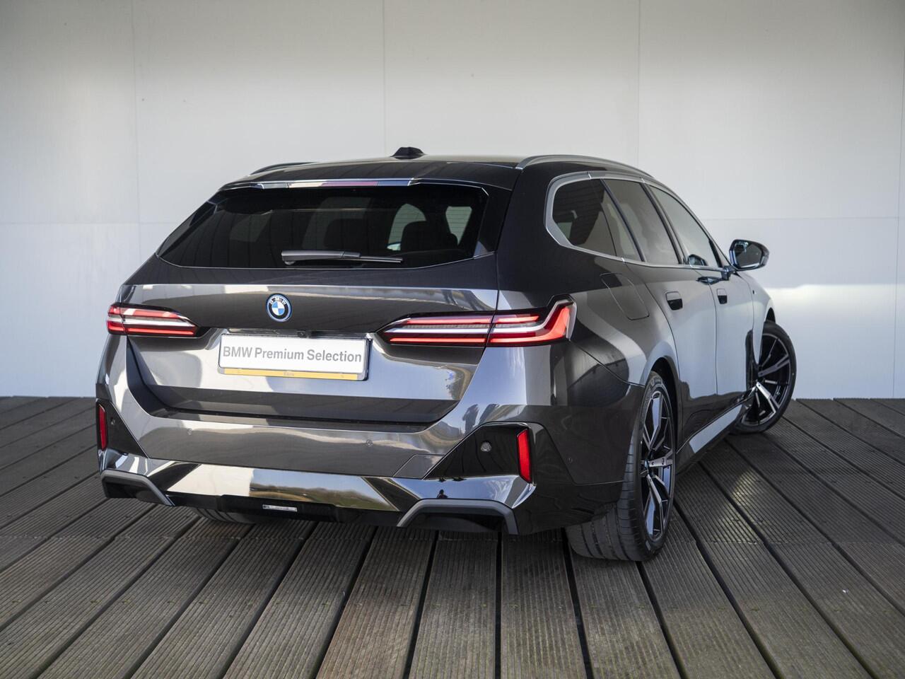 BMW 5-SERIE Touring 530e | M Sportpakket | Travel Pack | Verwarmd Stuurwiel | Harman-Kardon | Elektrisch Verwarmde Voorstoelen | 20'' | Ekris Selection