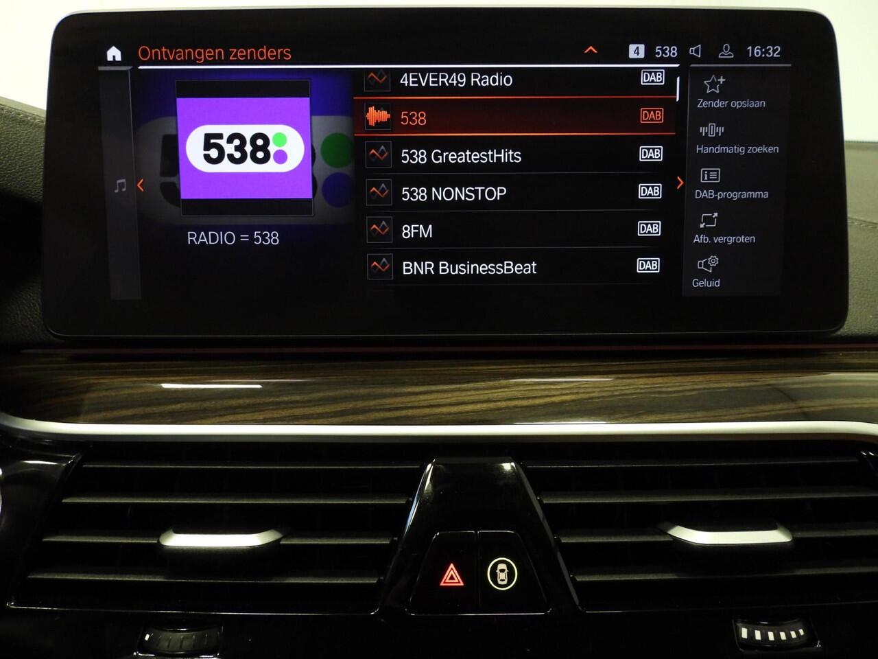 BMW 5-SERIE Touring 530e Luxury Line NAVI/LEER/LASER LED/TREKH./18"LMV!