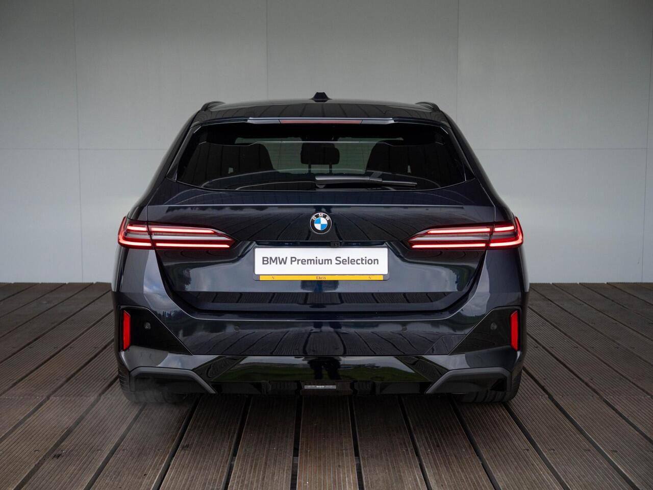 BMW 5-SERIE Touring 550e xDrive | M Sportpakket Pro | Innovation Pack | Verwarmd Stuurwiel | Comfort Access | Panoramadak | Stoelventilatie | Stoelverwarming | Bowers & Wilkins | Trekhaak