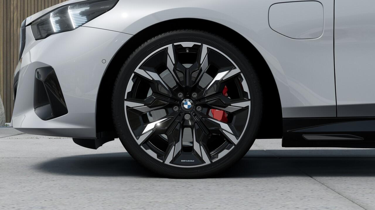 BMW 5-SERIE 530e M Sport Automaat / Panoramadak / Bowers & Wilkins / Adaptieve LED / Stoelventilatie / Parking Assistant Plus / Stoelventilatie / Comfort Access