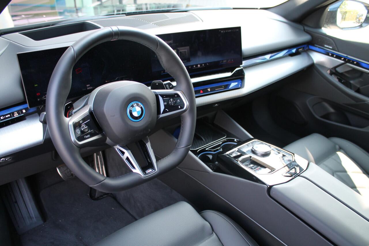 BMW 5-SERIE Touring 530e M Sport Automat / Panoramadak / Trekhaak / Stoelventilatie / Adaptieve LED / Parking Assistant Plus / Comfort Access