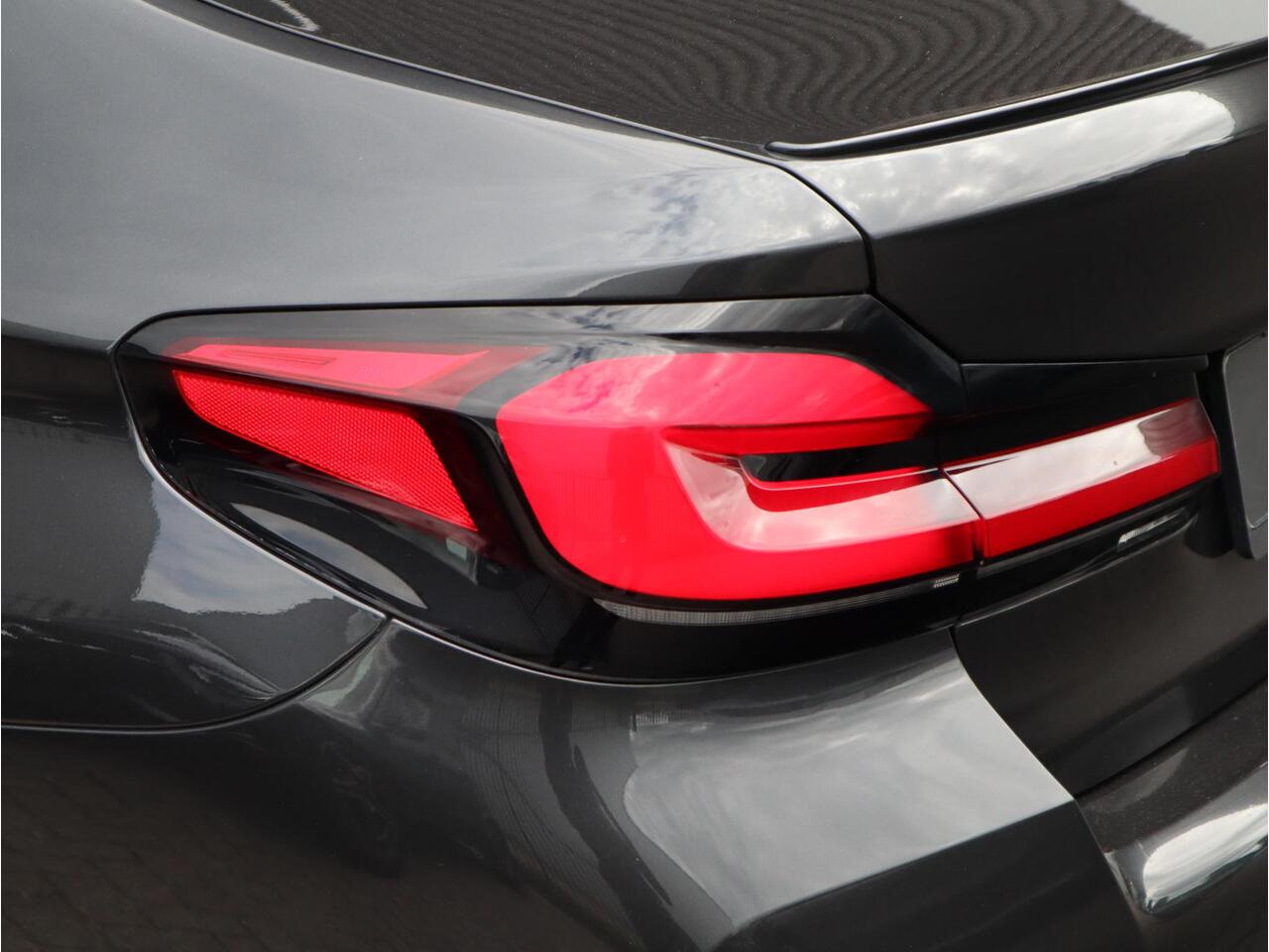 BMW 5-SERIE Sedan 545e xDrive High Executive M Sport Pakket Automaat / Live Cockpit Professional / Schuif-/kanteldak / Comfortstoelen / 20 Inch / M Sportremsysteem / Laserlicht / Driving Assistant Professional / Hifi / Stoelventilatie