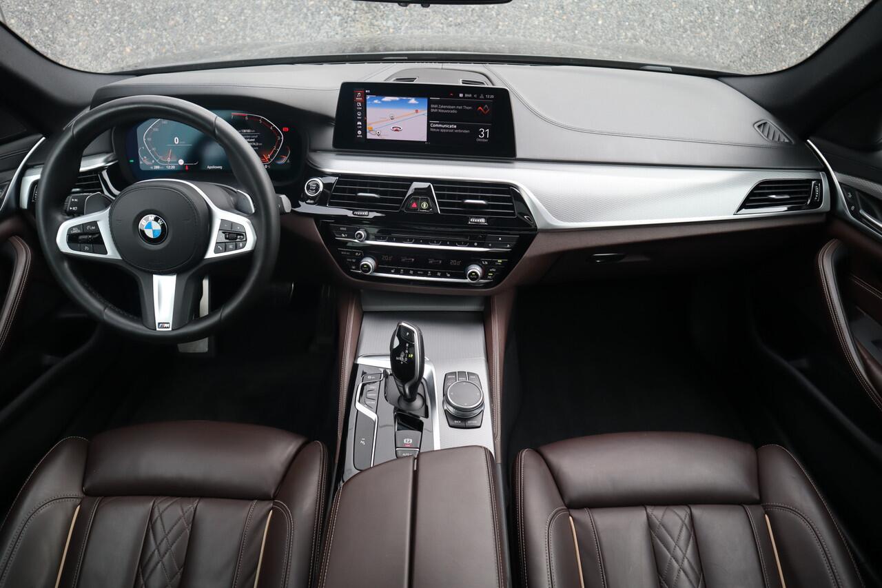 BMW 5-SERIE Touring 520i High Executive M-Sport Leder dashboard / Pano / Individual / Camera / 19inch