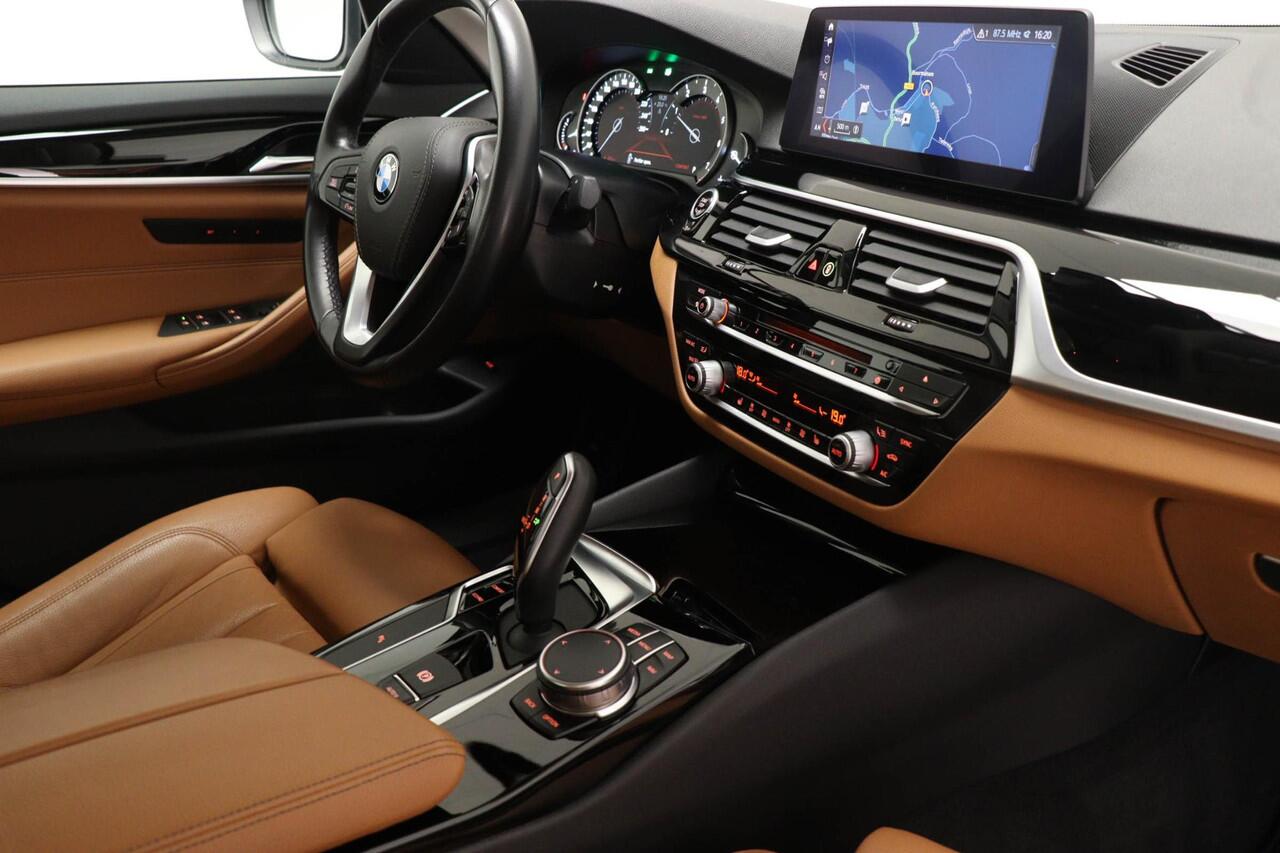 BMW 5-SERIE 520i Corporate Lease High Executive | SPORT LINE PACK | STOELVERWARMING | TREKHAAK | 18"