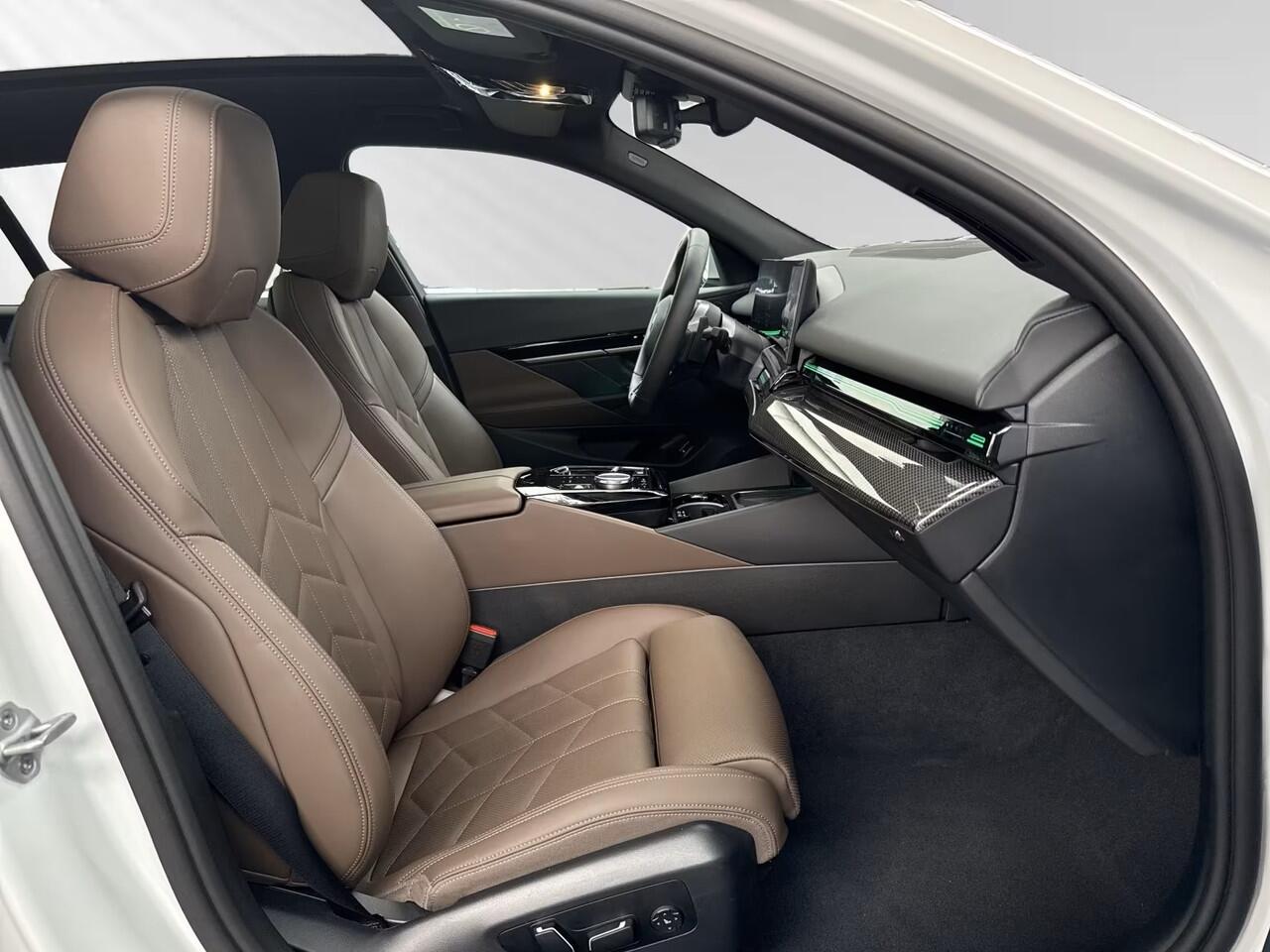 BMW 5-SERIE Touring 520iA M-SPORT ** ADAPT. LED, LEDER, PANORAMA, TREKH, H&K SOUND, DR. ASS+ ** 1e EIG - UNFALLFREI ** ** INFORMEER OOK NAAR ONZE AANTREKKELIJKE FINANCIAL-LEASE TARIEVEN **