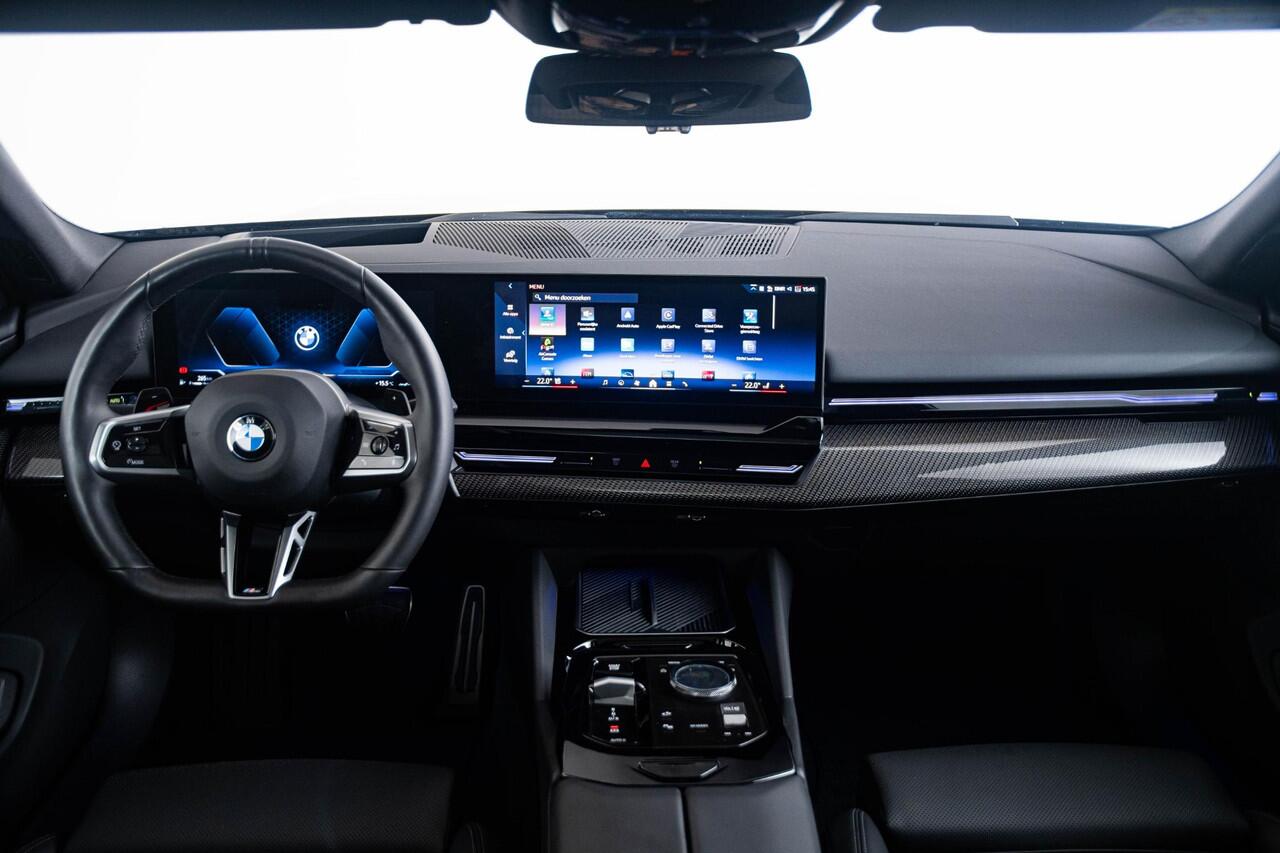 BMW 5-SERIE Touring 520i M Sport - Trekhaak - Panoramadak - Parking/Driving Assistant Professional - Head Up - Harman Kardon - Comfort Access - Standkachel - Stoelventilatie voor - Elektrisch verwarmde voor/achterstoelen -