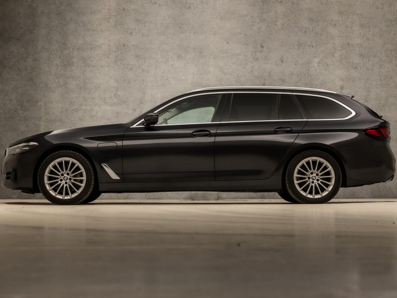 BMW 5-SERIE Touring 530e Sportline 293Pk Automaat (APPLE CARPLAY, GROOT NAVI, DEALER ONDERHOUDEN, CAMERA, SFEERVERLICHTING, LEDER, SPORTSTOELEN, ADAPTIVE CRUISE, TREKHAAK ELEKTRISCH, NIEUWSTAAT)