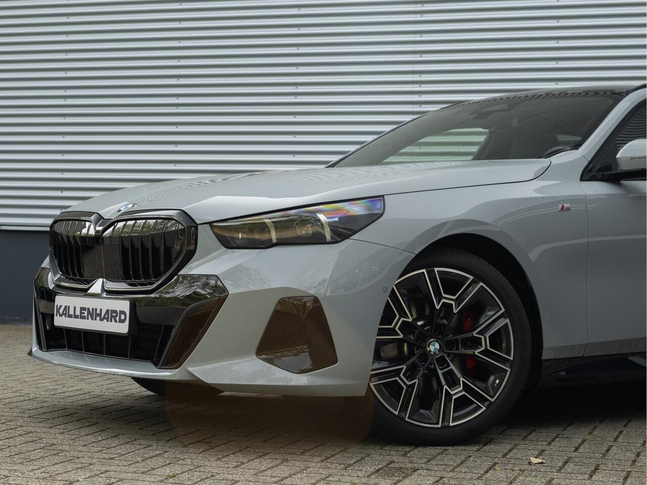 BMW 5-SERIE Touring 520d xDrive - M-Sport Pro - Pano - Trekhaak - ACC - Harman Kardon