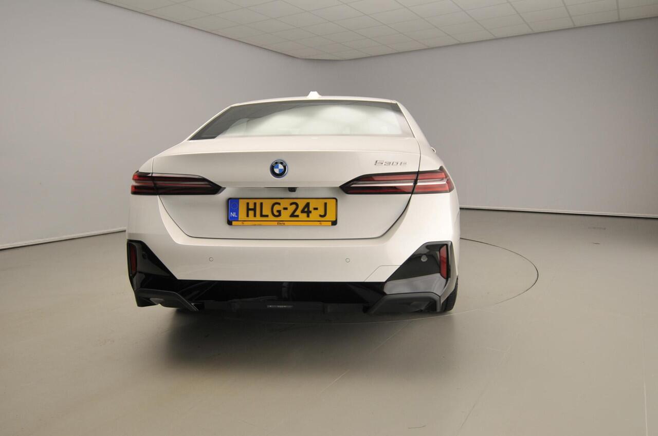 BMW 5-SERIE Sedan 530e | M-Sportpakket | LED | Navigatie | Sportstoelen | Stoelverwarming | DAB | Harman-kardon sound | Alu 20 inch