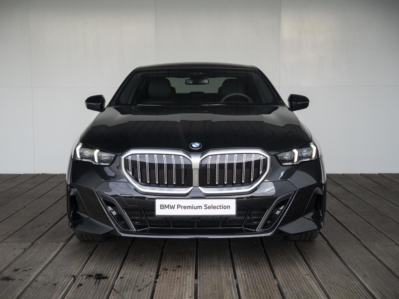 BMW 5-SERIE Sedan 520i | M Sportpakket | Innovation Pack | Verwarmd Stuurwiel | Comfort Access | Panoramadak | Stoelverwarming | Harman-Kardon | Trekhaak