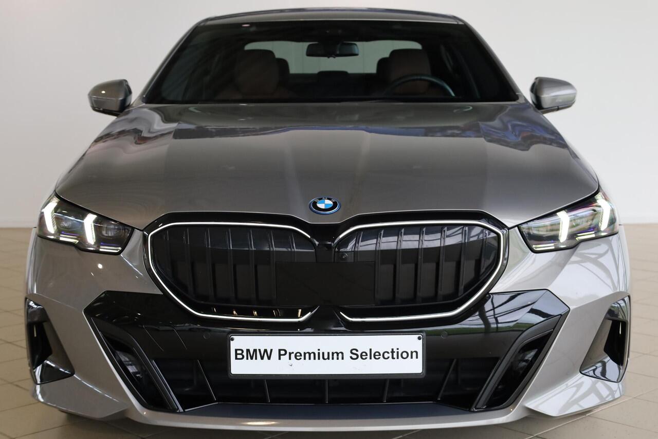 BMW 5-SERIE Sedan 550e xDrive M Sportpakket Pro | Innovation Pack | Travel Pack | Comfort Pack | Adaptief onderstel professional | Driving Assistant Professional | Bowers & Wilkins