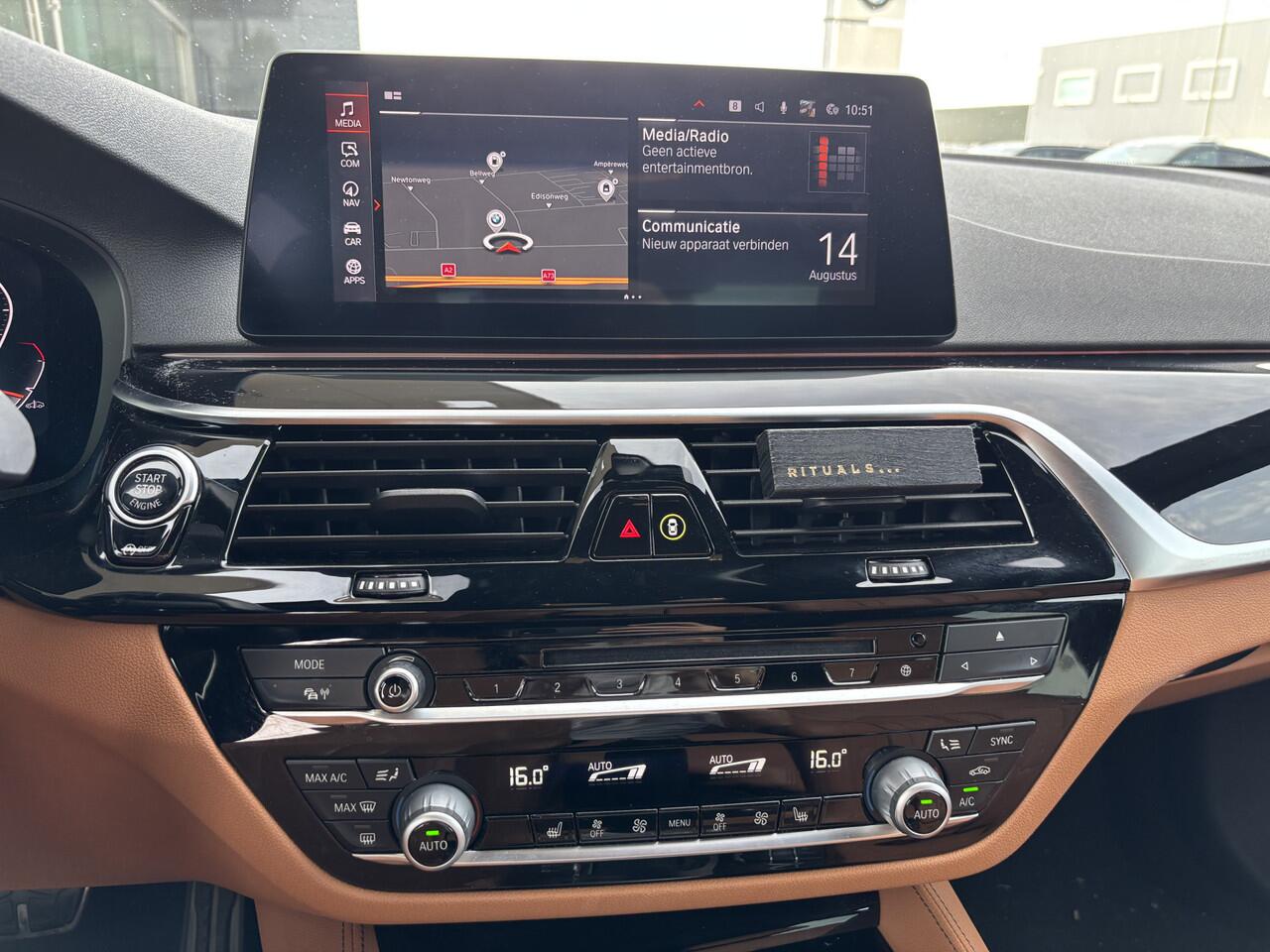 BMW 5-SERIE 520i High Executive M Sport Automaat / Achteruitrijcamera / Adaptieve LED / M Sportonderstel / Live Cockpit Professional / Parking Assistant