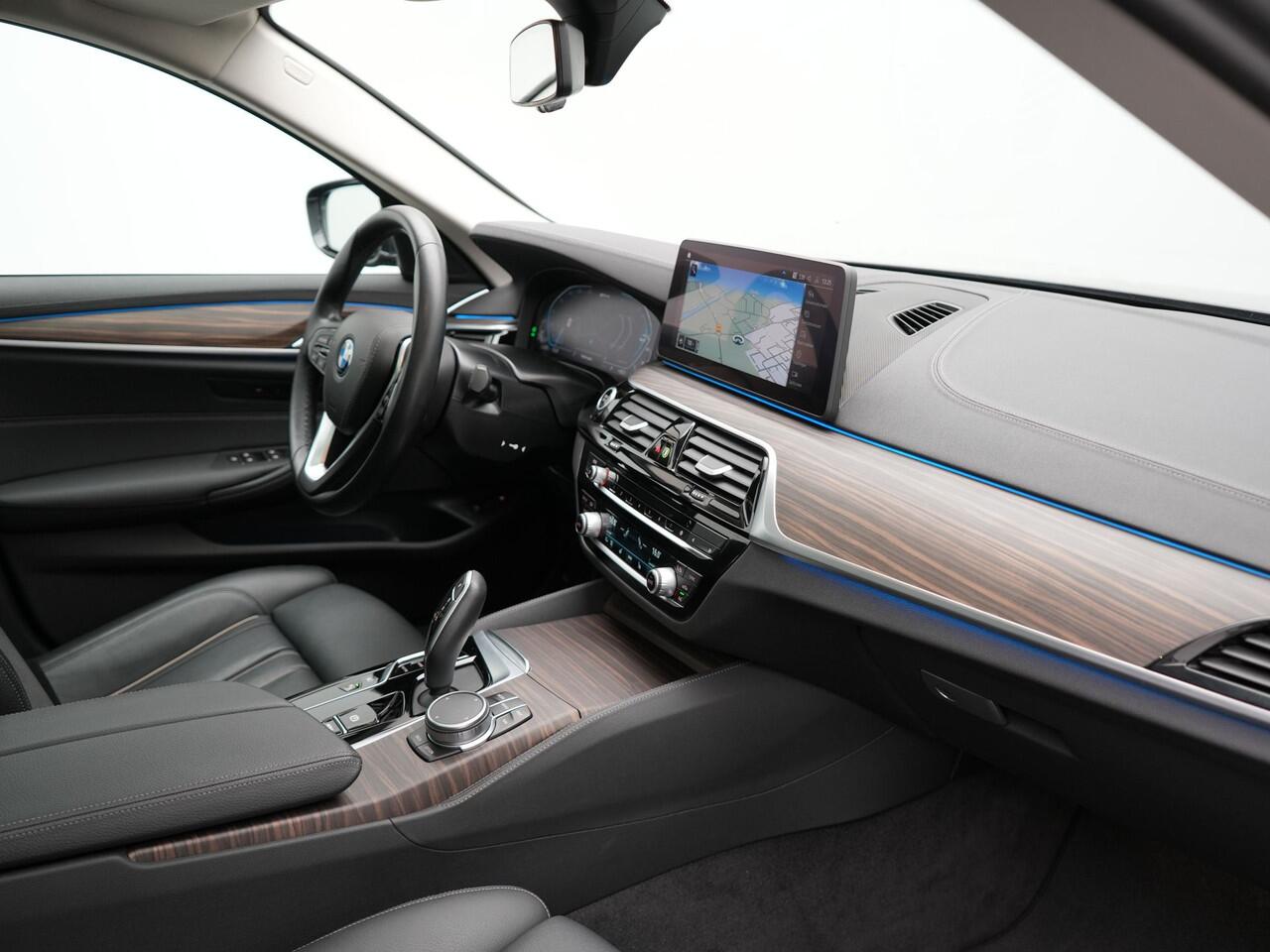 BMW 5-SERIE Touring 530e Luxury Line Plug In Hybrid 294pk Dealer O.H PHEV | Trekhaak Af Fabriek | Panodak | Camera | Lederen Sportstoelen Memory & Verwarmd | Apple Carplay | Cruise Control | Navigatie | Virtual | DAB |