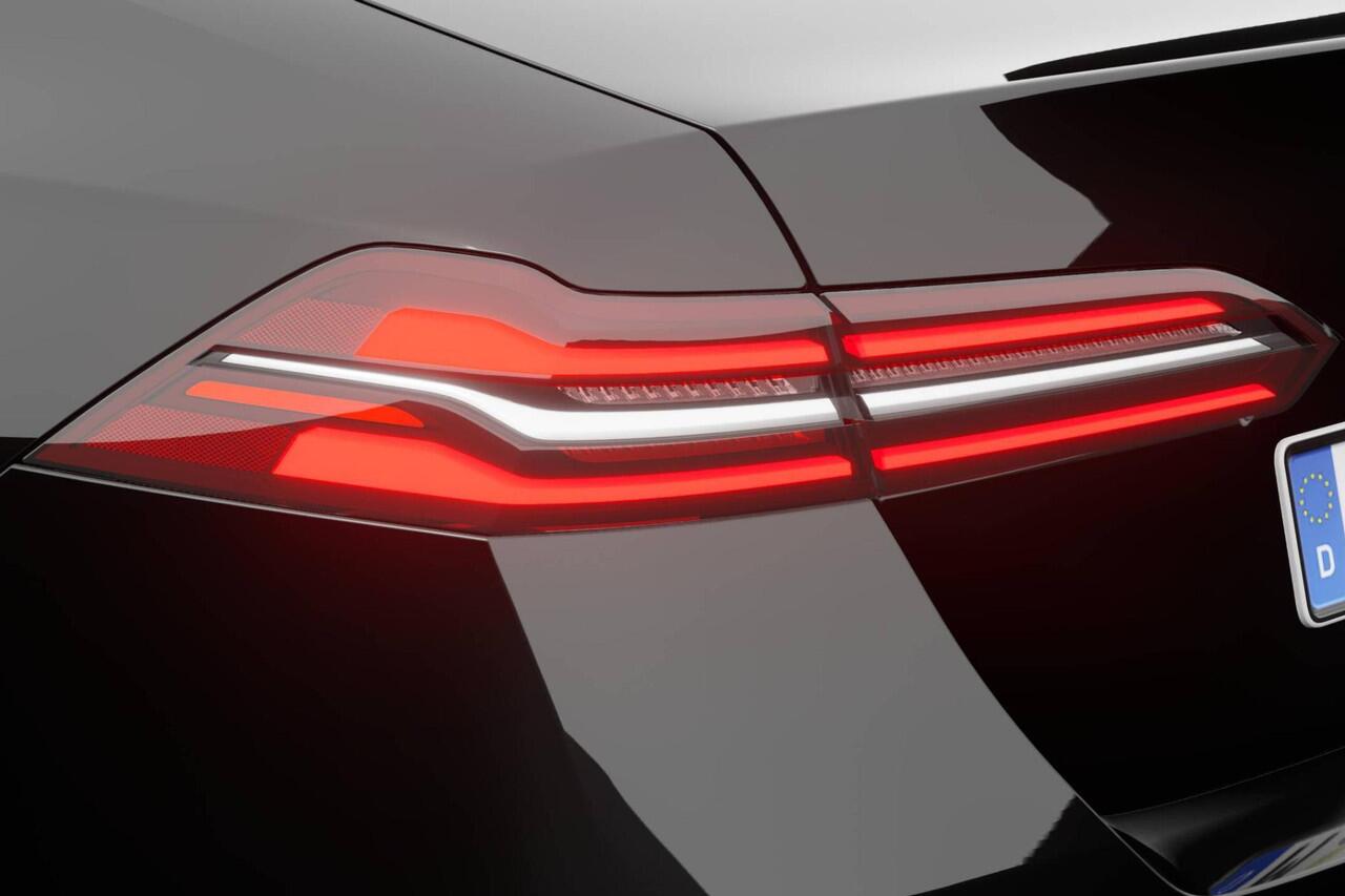 BMW 5-SERIE Sedan 530e M Sport Edition Innovation Pack | Travel Pack | Comfort Pack | Trekhaak