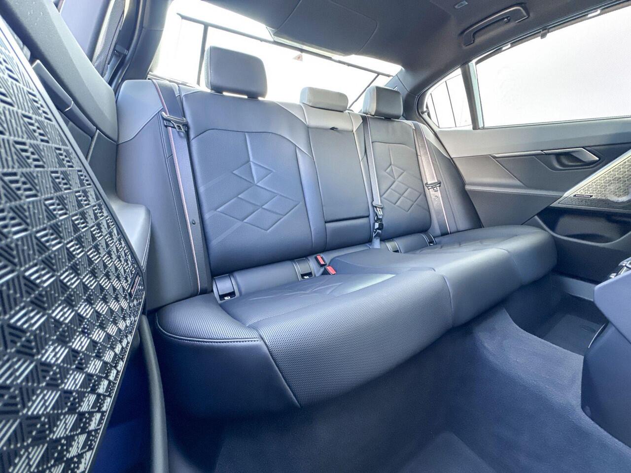 BMW 5-SERIE Sedan 550e xDrive M-Sport Pro / Bowers & Wilkins / Driving Assistant Professional / Stoelventilatie / Comfortstoelen / Head-up / Adaptief onderstel Professional / Stuurwielrand verwarming / Stoelverwarming voor & achter / Craftedclarity / Parking Assistan