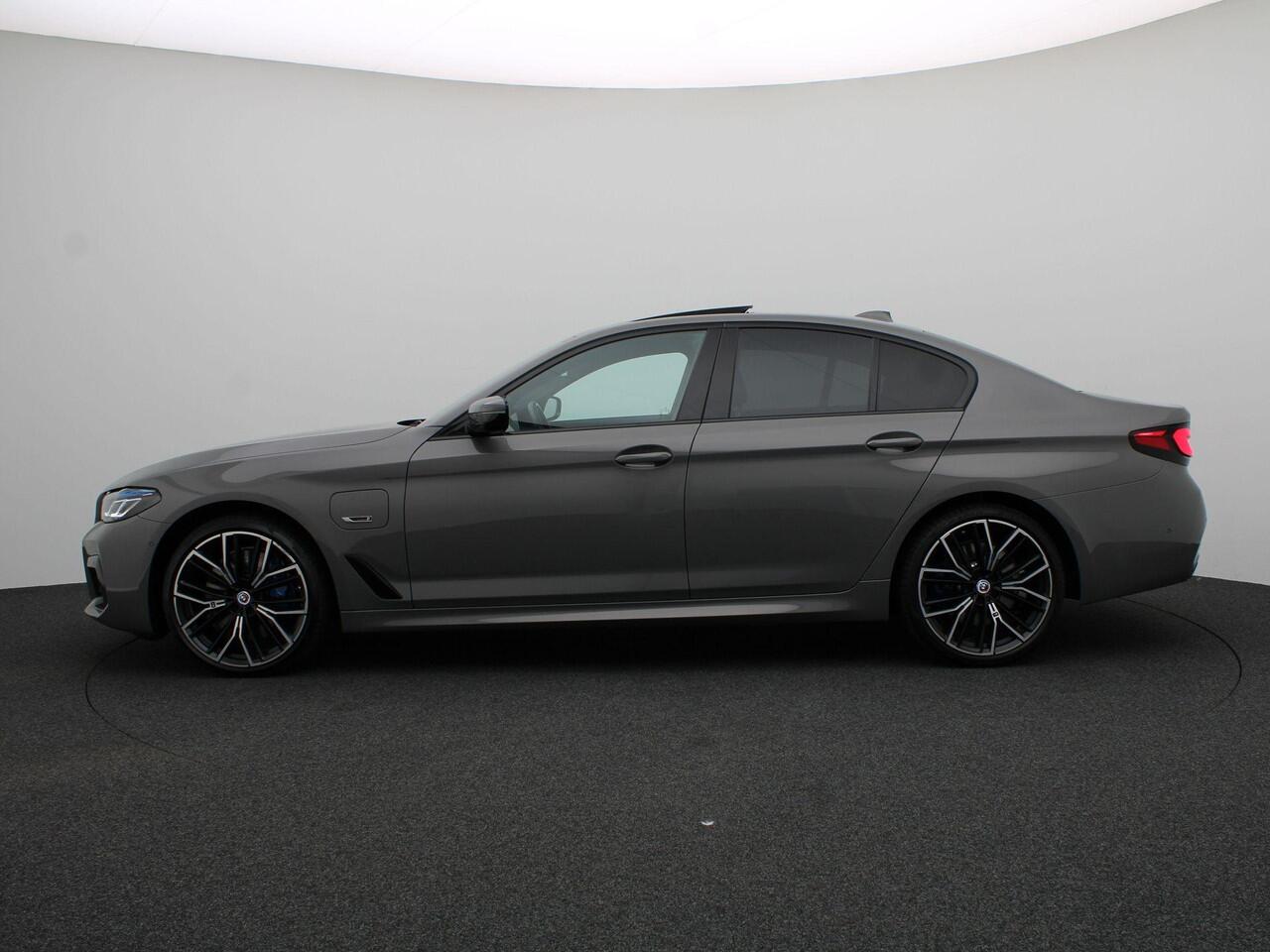 BMW 5-SERIE Sedan 545e xDrive M Sportpakket | Innovationspaket | Driving Assistant Prof. | Head-Up Display | Harman Kardon | 20"