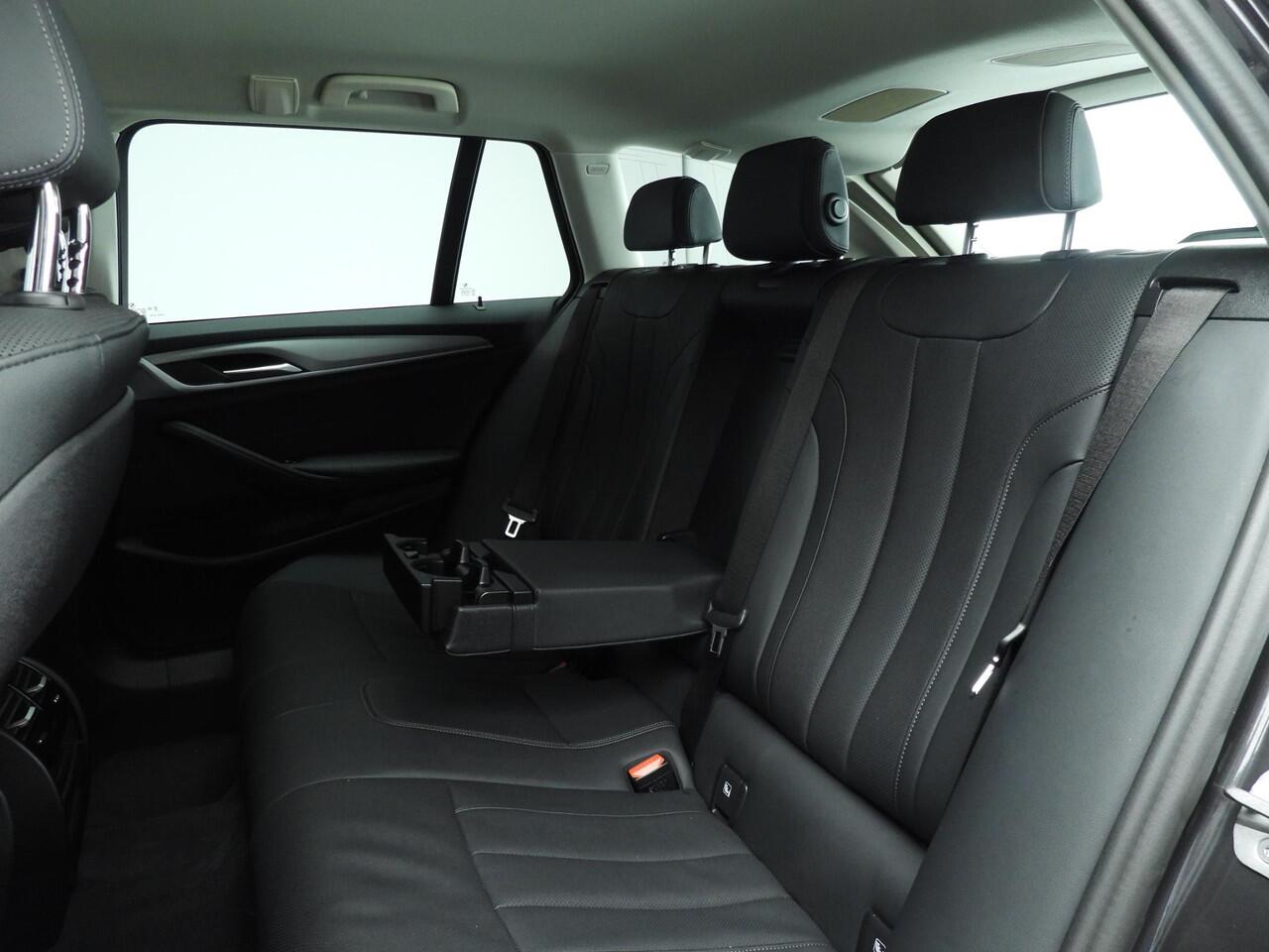 BMW 5-SERIE Touring 530e | LED | Navigatie | Sportstoelen | Chrome line | Stoelverwarming | DAB | Alu 18 inch