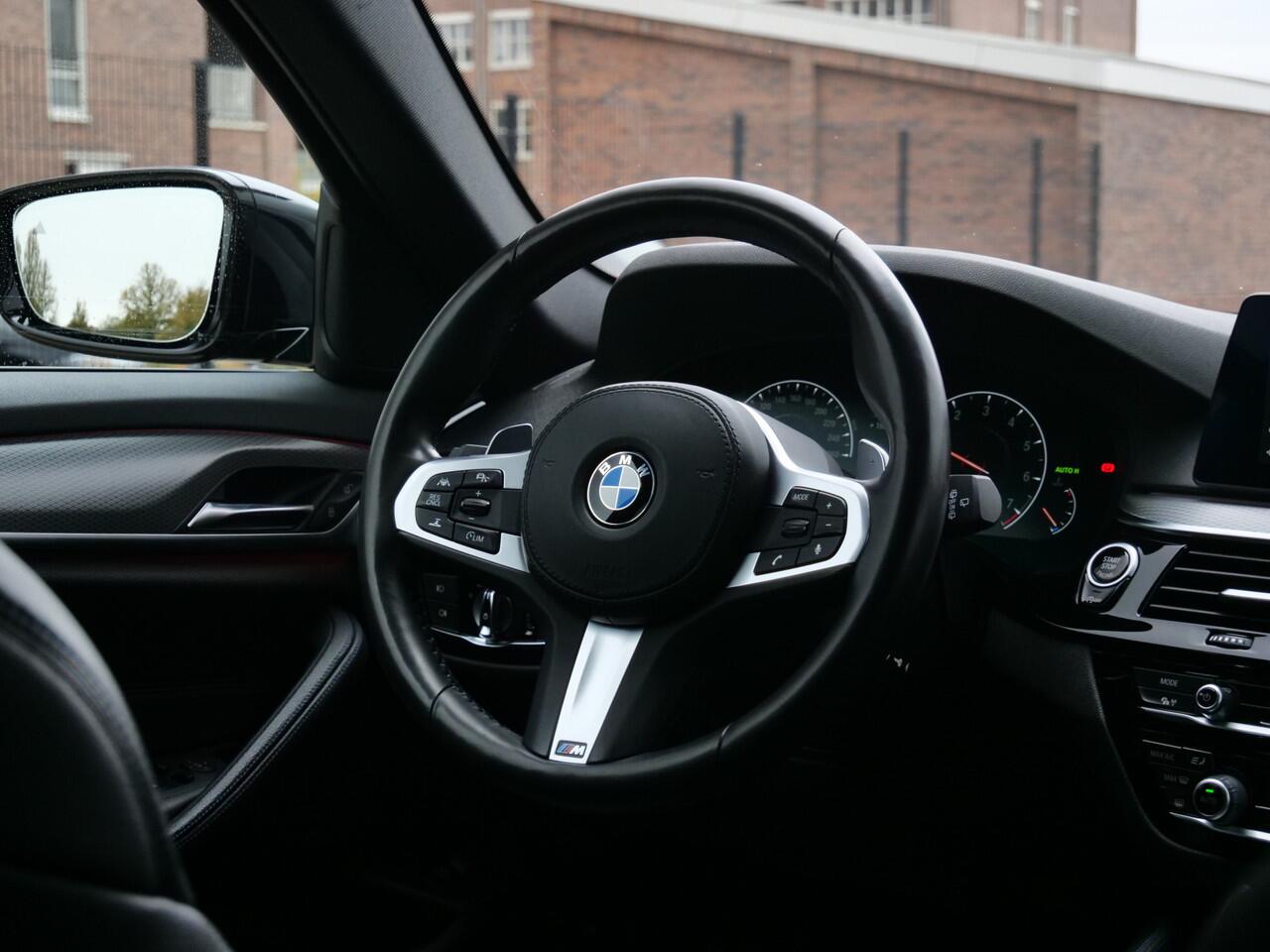 BMW 5-SERIE Touring 530i 252pk High Executive M-Sport Automaat Navigatie / LED / Privacy glas / Camera