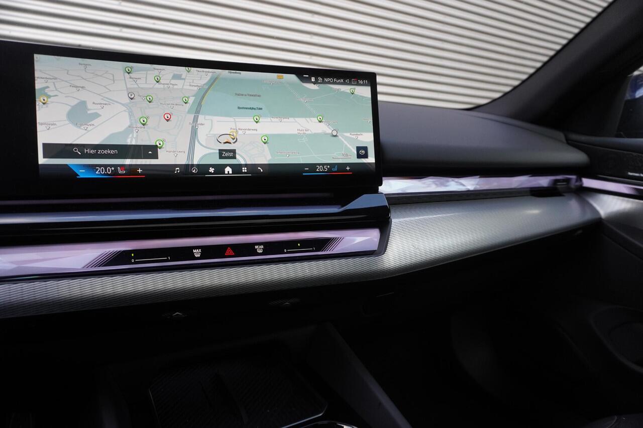 BMW 5-SERIE Touring 550e xDrive M Sportpakket Pro | Innovation Pack | Glazen panoramadak | Comfort Access | Trekhaak met elektrisch wegklapbare kogel