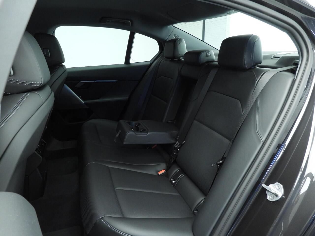 BMW 5-SERIE Sedan 530e | LED | HUD | Sportstoelen | Chrome line | Stoelverwarming | Keyles go | DAB | Alu 19 inch